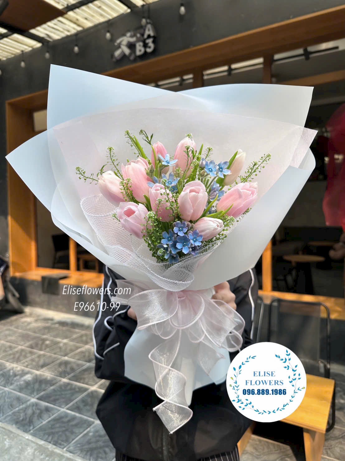 Bó Tulip nhập khẩu tặng vợ yêu. Hoa valentine cao cấp ở Hà Nội. Địa chỉ mua hoa uy tín