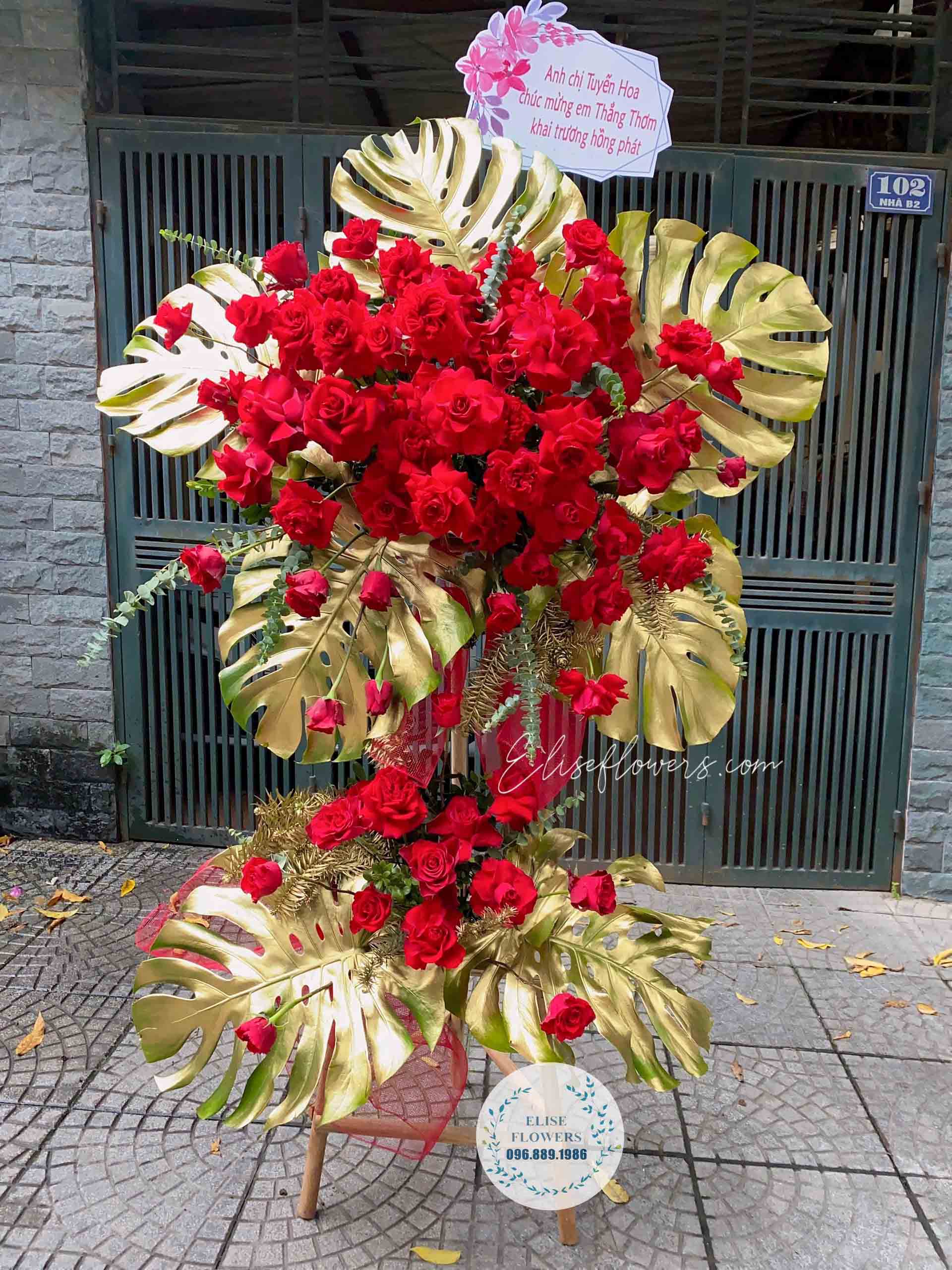 Kệ hoa đỏ chúc mừng khai trương | Kệ hoa khai trương màu đỏ đẹp rực rỡ ở quận Cầu Giấy - Hà Nội