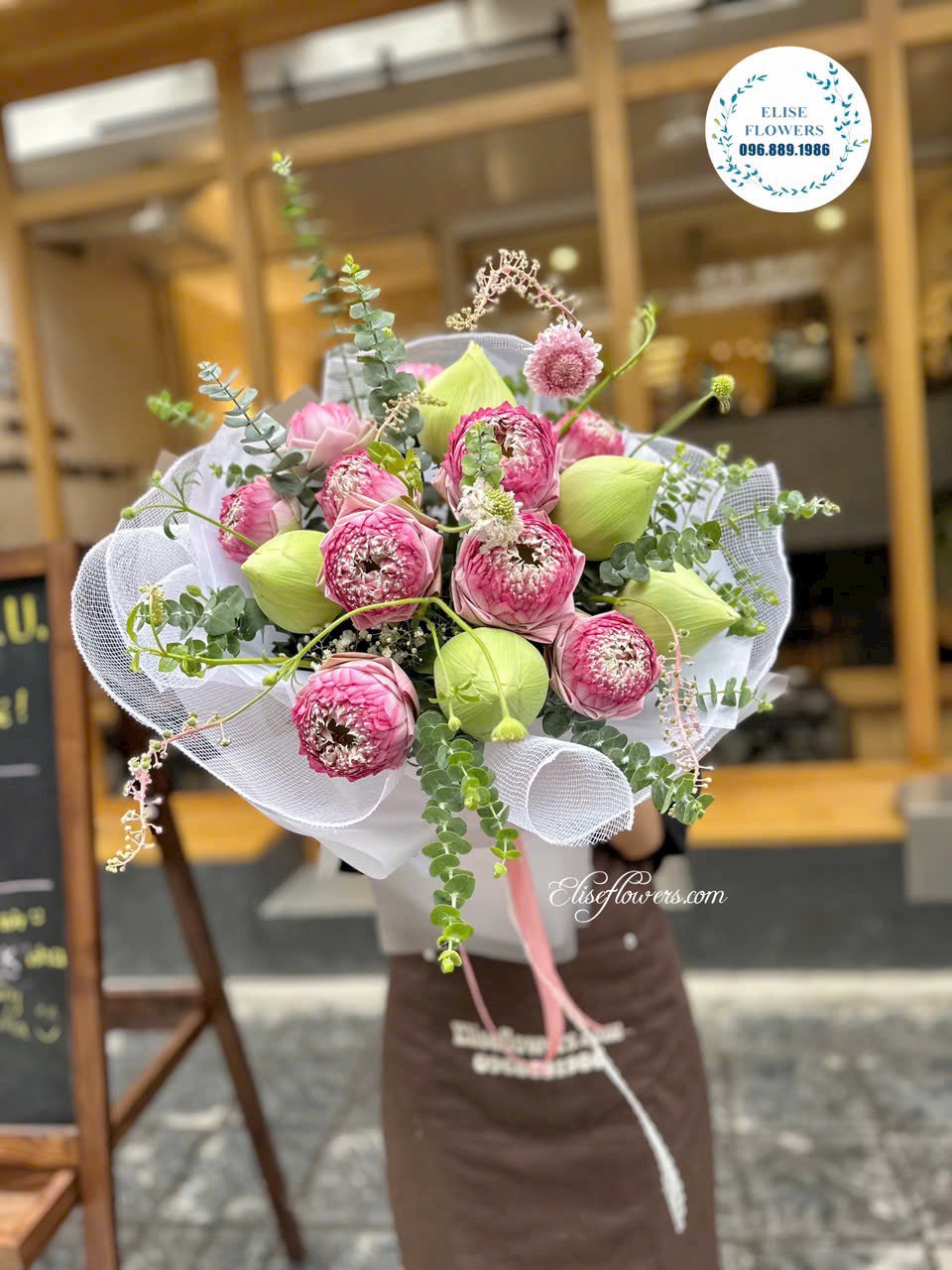 Bó hôa sen màu trắng hồng đẹp. Bó hoa sen trắng hồng tại Cầu Giấy, Tây Hồ, Hoàn Kiếm Hà Nội