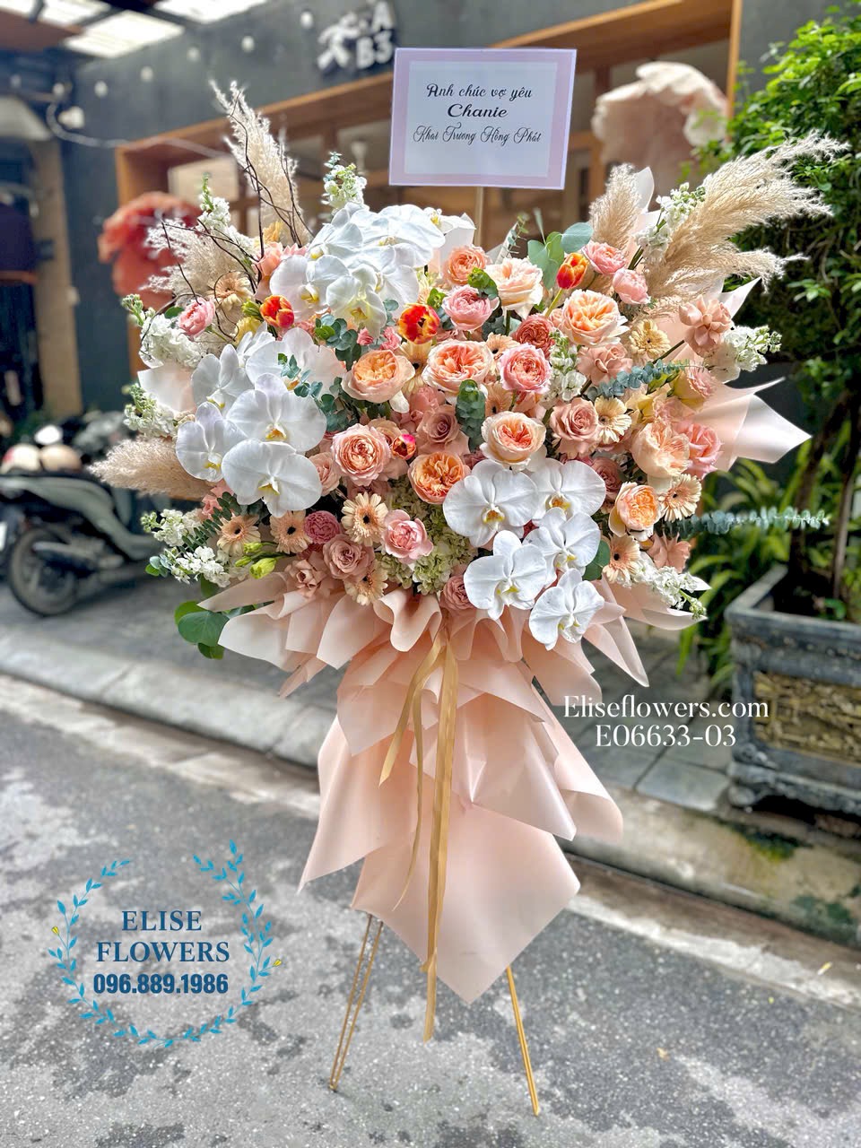 Đặt mua kệ hoa khai trương tone cam dịu dàng tại Thanh Xuân. Dịch vụ giao hoa tận nơi, nhanh chóng
