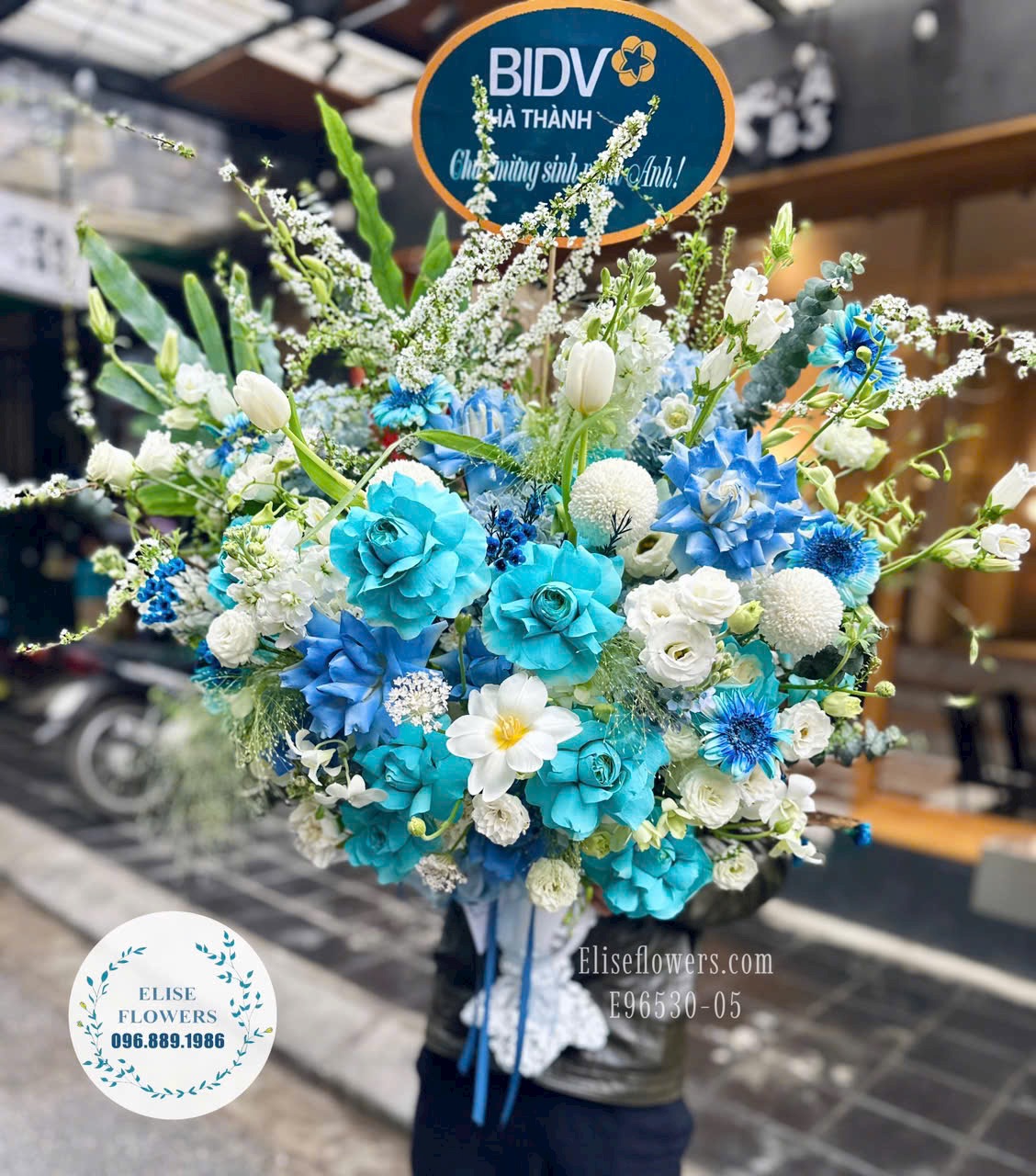 Bình hoa tone xanh dương chúc mừng Sếp. Hoa chúc mừng cao cấp Hà Nội - Eliseflowers