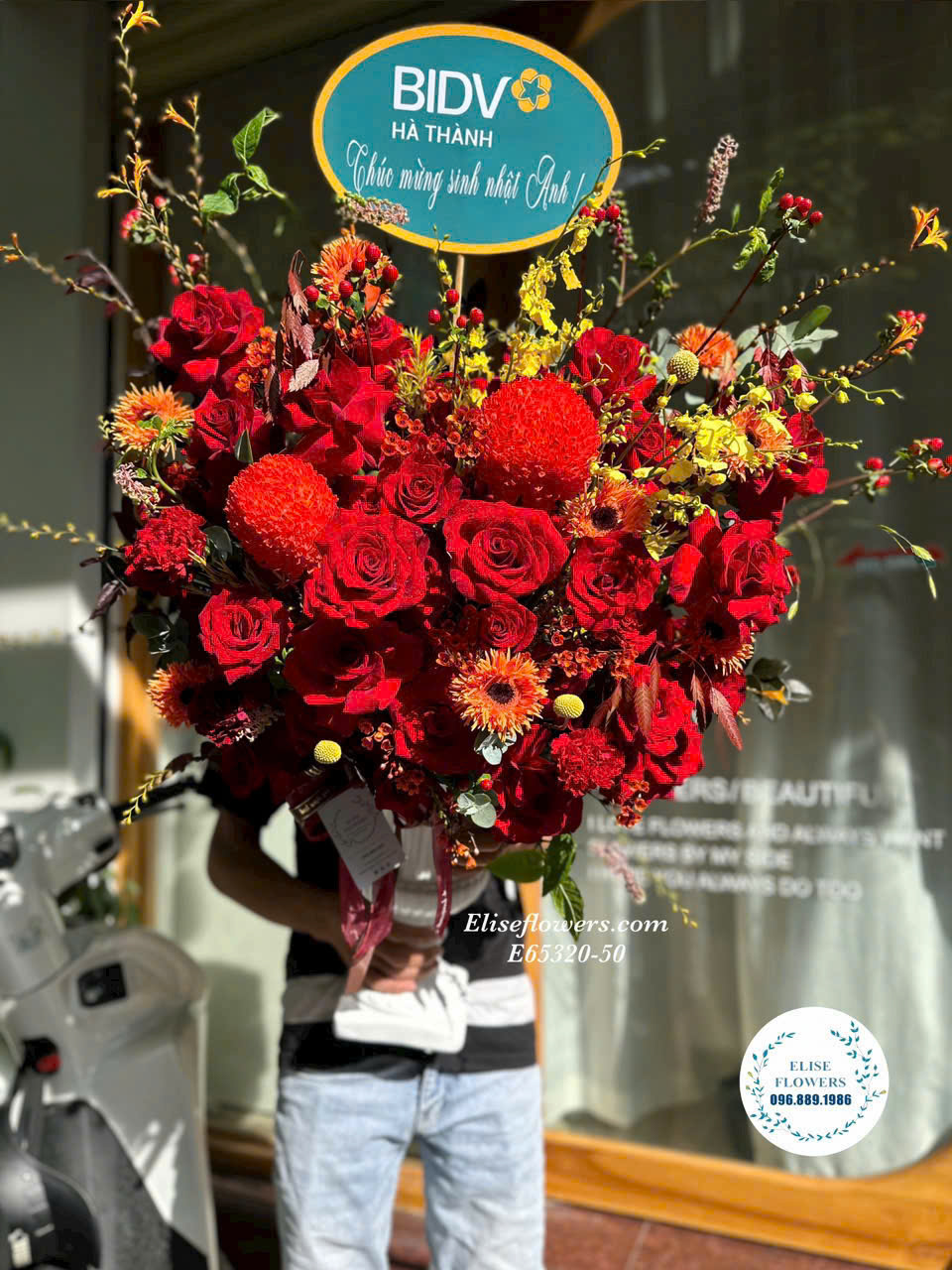 Mẫu bình hoa đỏ chúc mừng khai trương. Điện hoa kha trương Hà Nội