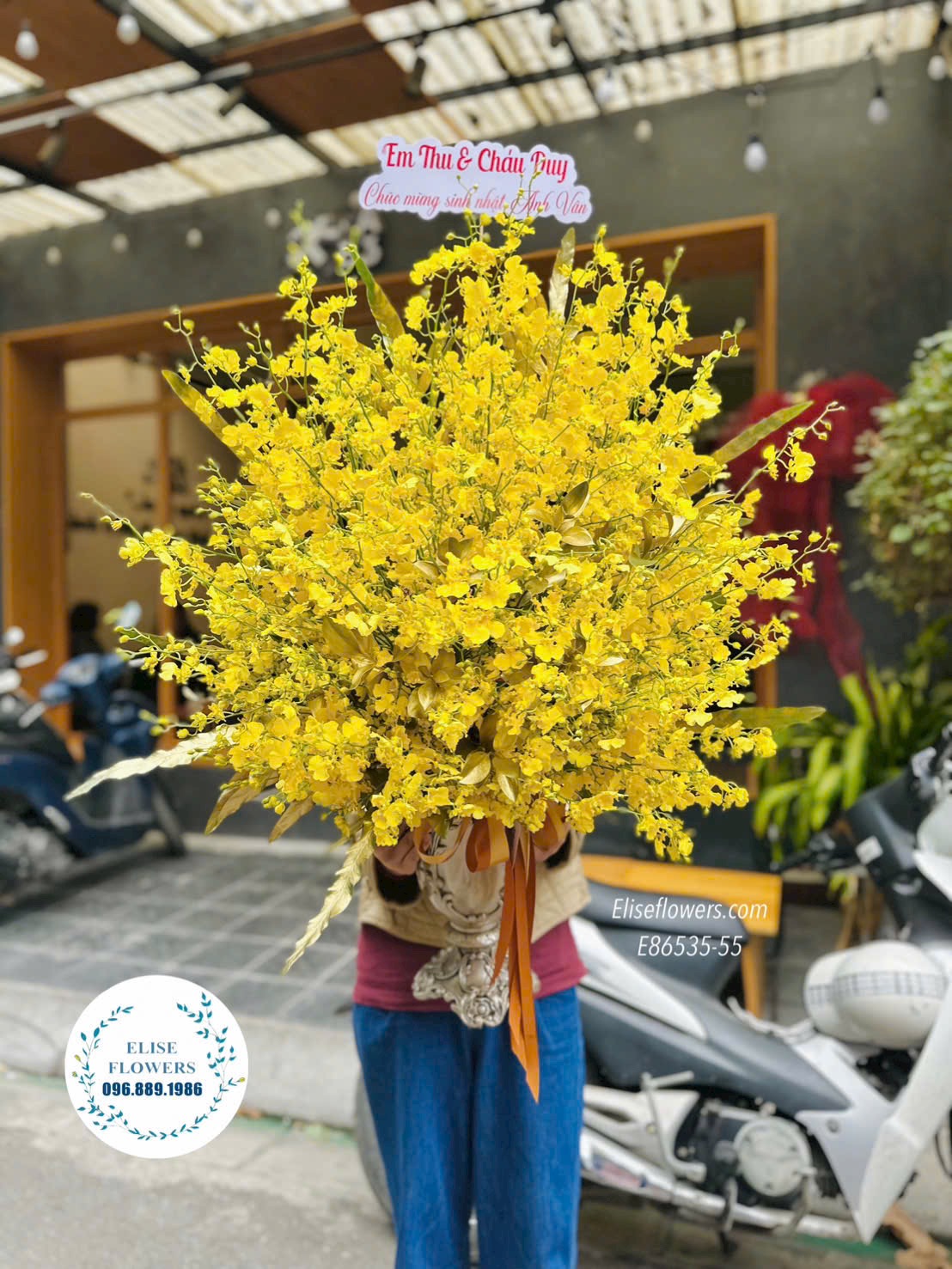 Hoa mừng thọ ông bà. Bình lan vũ nữ vàng ý nghĩa, sang trọng. Địa chỉ mua hoa uy tín