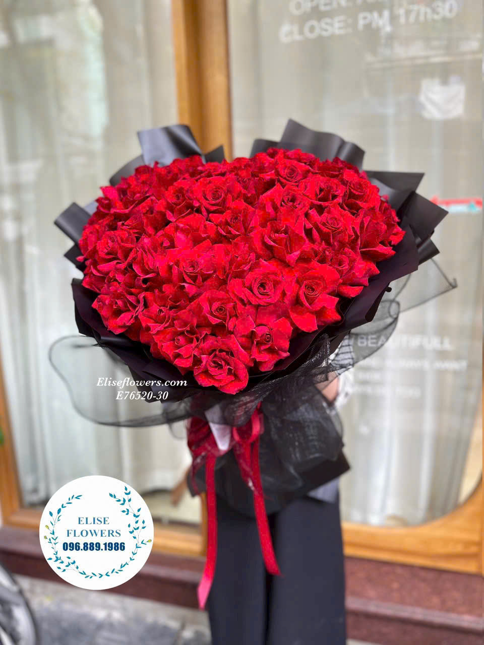 Mua bó hoa hồng đỏ hình trái tim cao cấp. Dịch vụ đặt hoa hồng đỏ tại Hà Nội