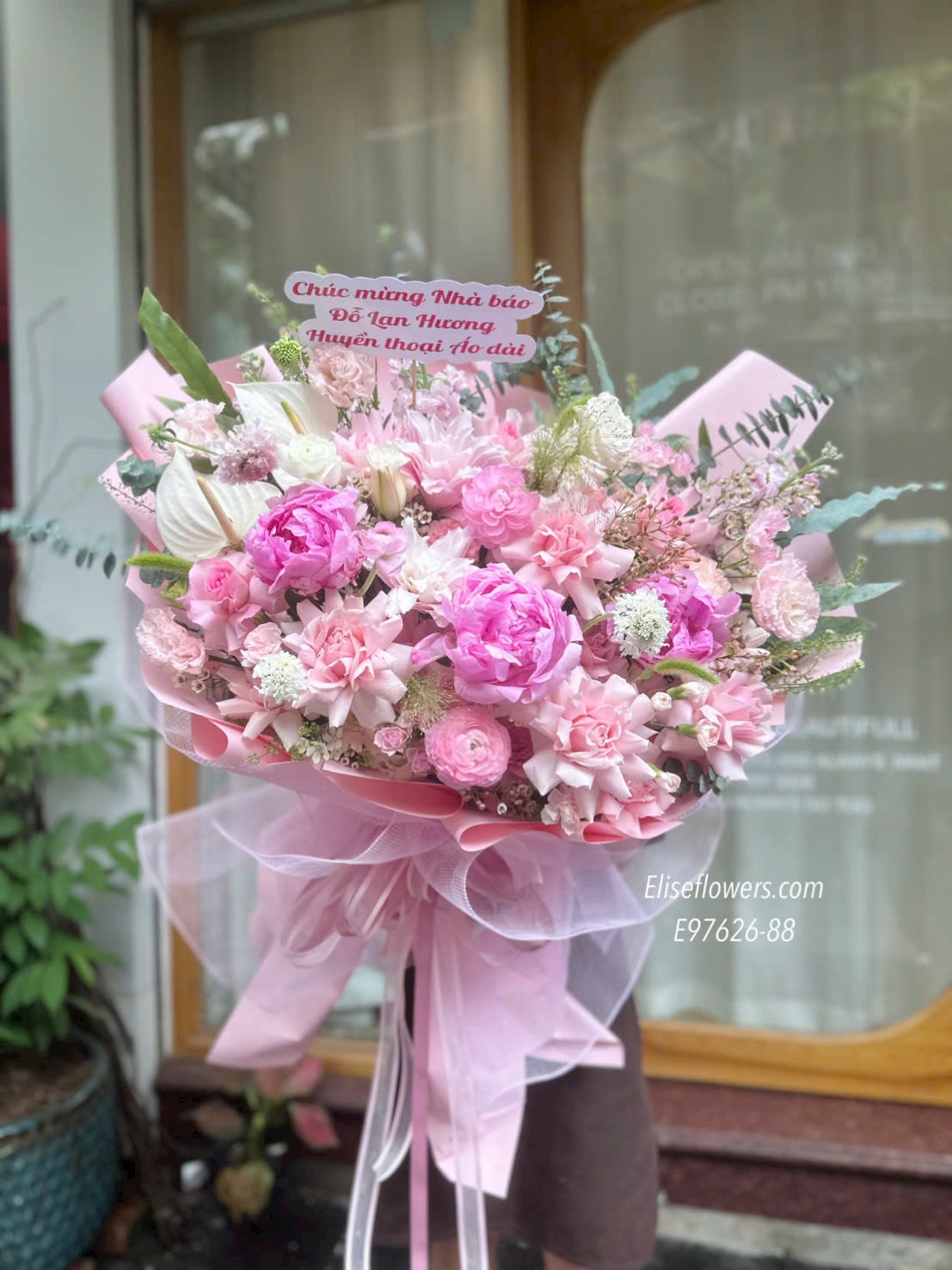 Bó hoa kỉ niệm ngày cưới tone hồng. Hoa kỉ niệm ngày cưới nhập khẩu cao cấp