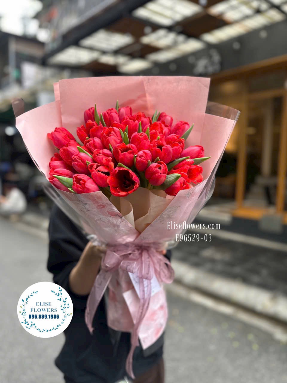 đặt mua online bó hoa tulip đỏ 30 bông. dịch vụ giao hoa tận nơi Eliseflowers.