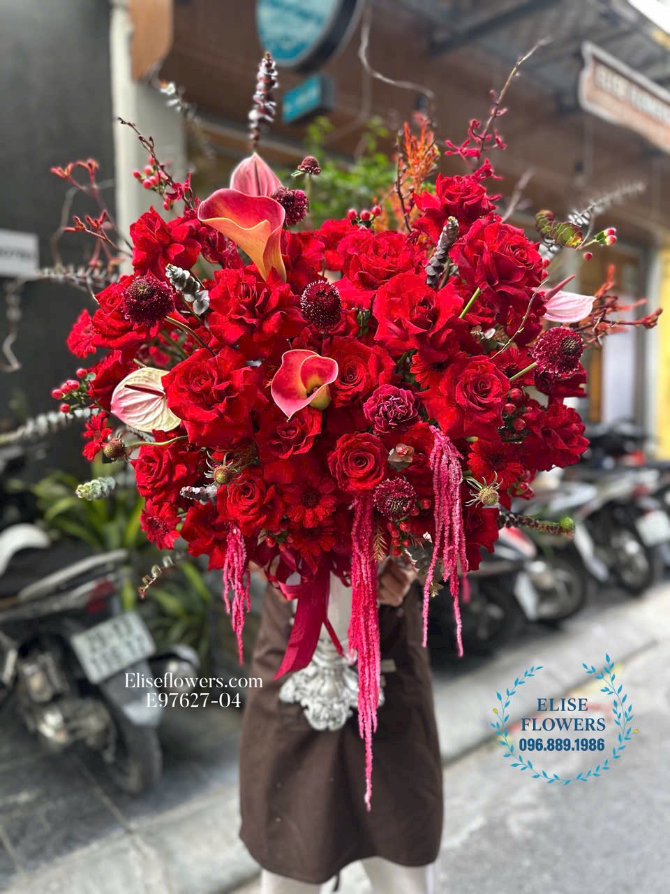 Đặt mua bình hoa hồng đỏ Ecuador chúc mừng tân gia. Shop hoa nhập khẩu Eliseflowers