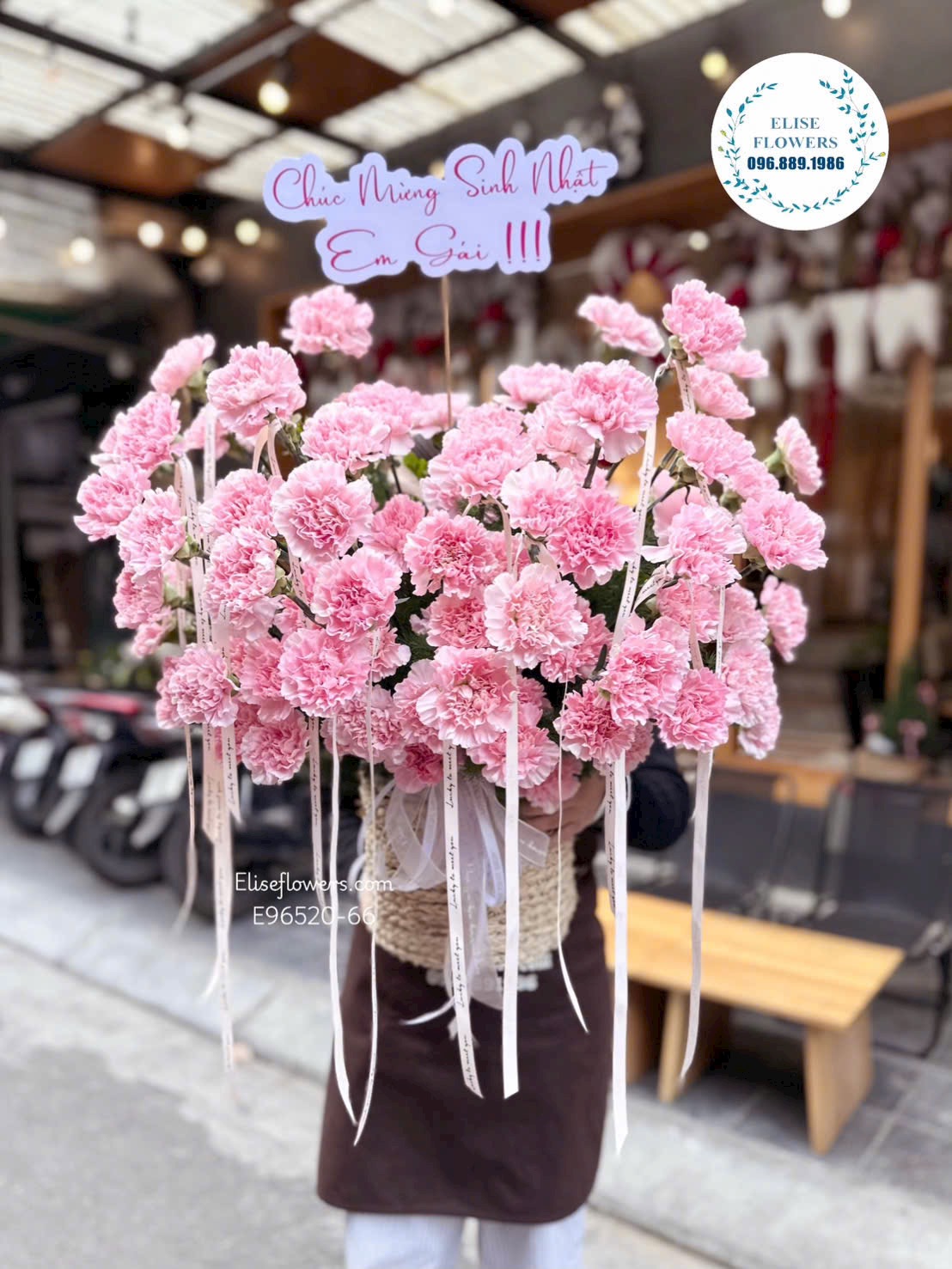 Hoa tươi Hà Nội. Đặt mua lẵng hoa cẩm chướng tặng chị gái, em gái, người thương. Địa chỉ mua hoa uy tín