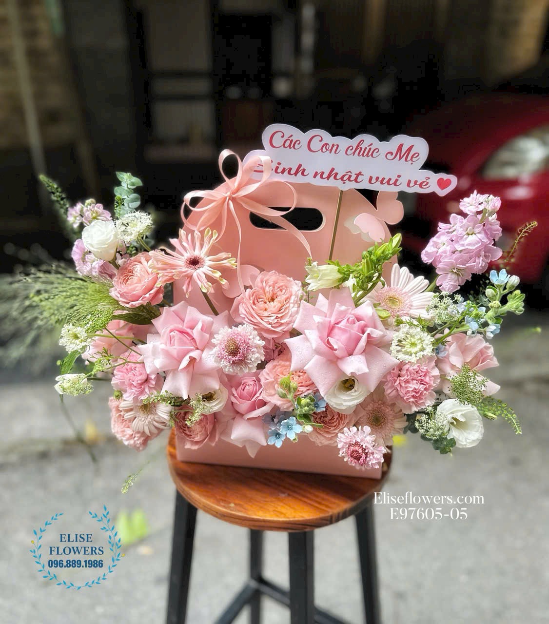 Đặt mua lẵng hoa tone hồng, thiết kế hiện đại chúc mừng sinh nhật mẹ tại Hoàn Kiếm