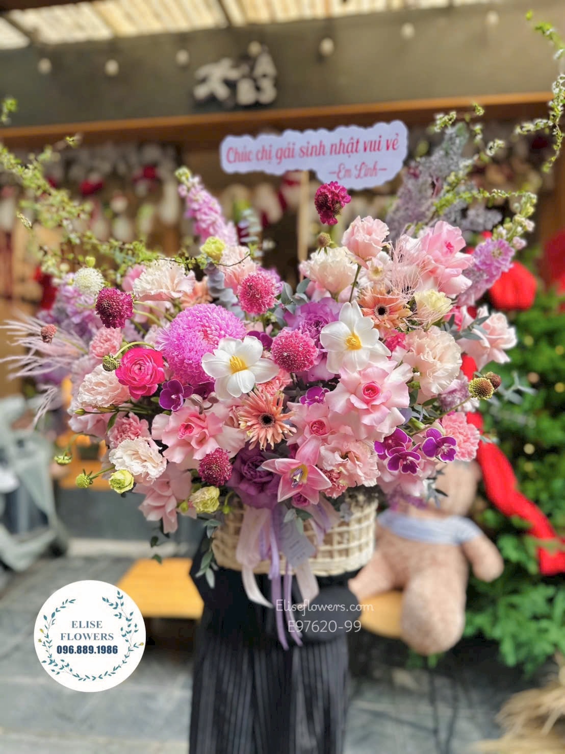 Đặt mua hoa sinh nhật đẹp. Lẵng hoa tone hồng ngọt ngào, xinh iu tặng sinh nhật chị gái.
