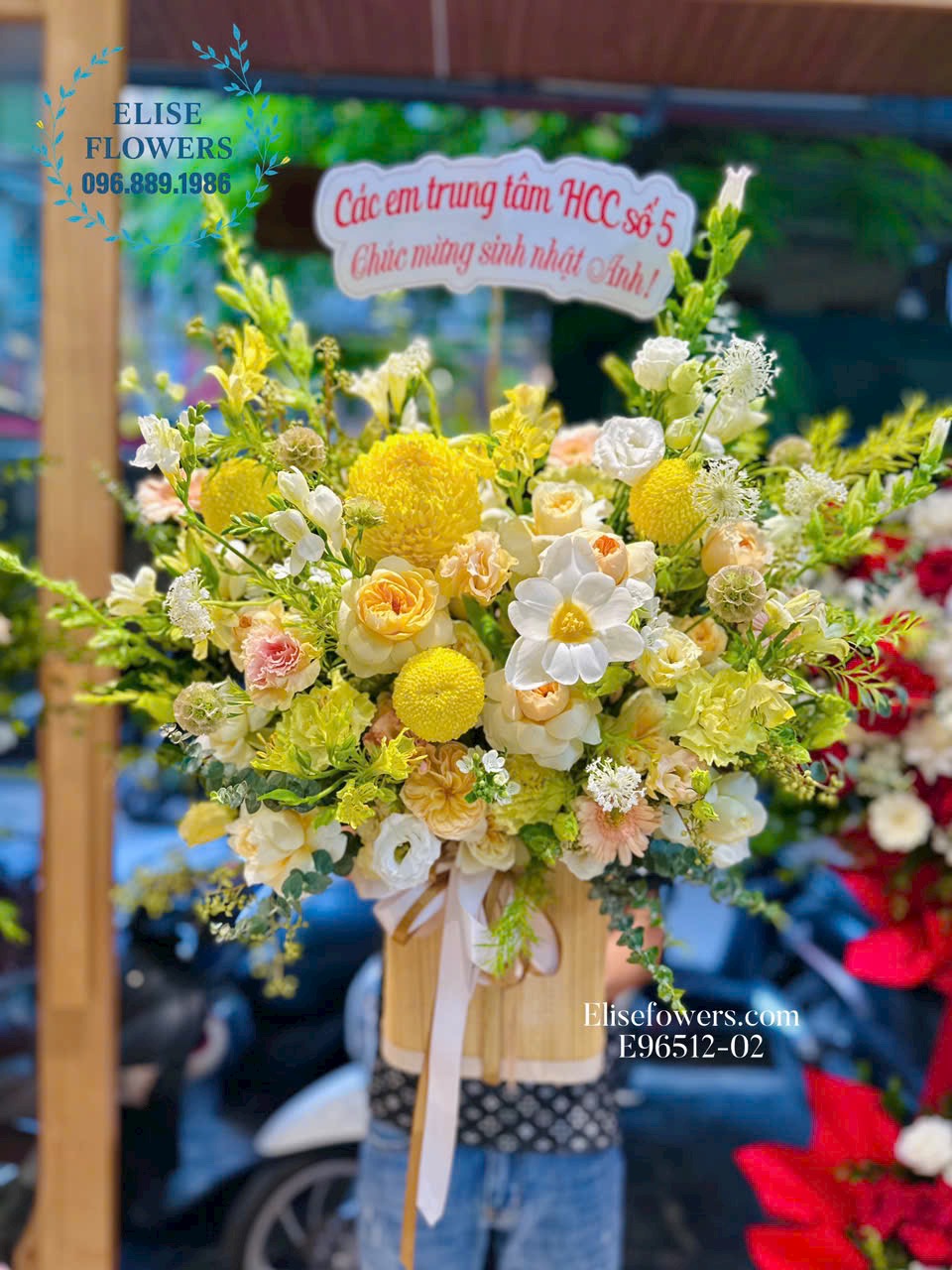 Đặt mua lẵng hoa tone vàng tặng sinh nhật Sếp. Điện hoa Eliseflowers