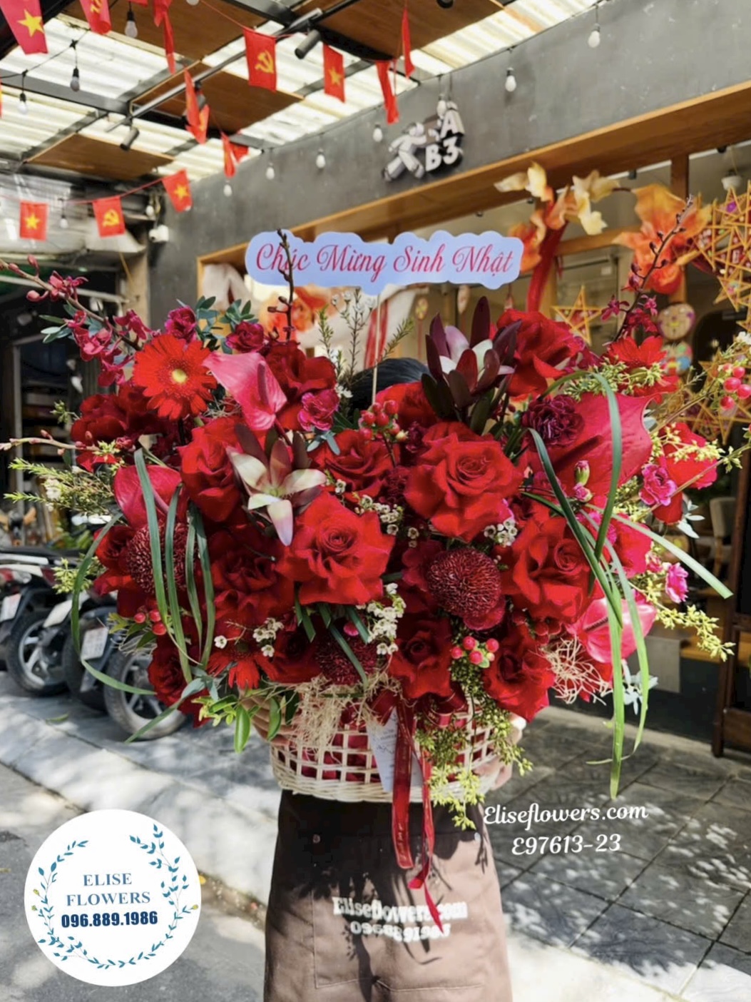 Hoa tươi Cầu Giấy 20/11. Lẵng hoa tone đỏ nhập khẩu tặng thầy cô. Điện hoa Hà Nội Eliseflowers