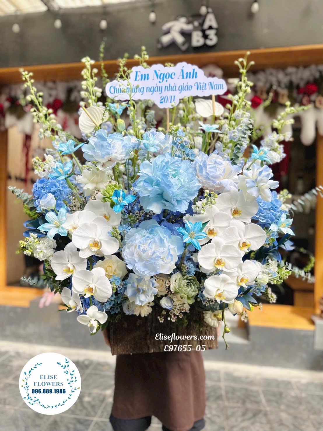 Hoa tặng sếp sang trọng. Lẵng hoa tone xanh dương tặng sếp ở Hà Nội. Dịch vụ giao hao hoả tốc