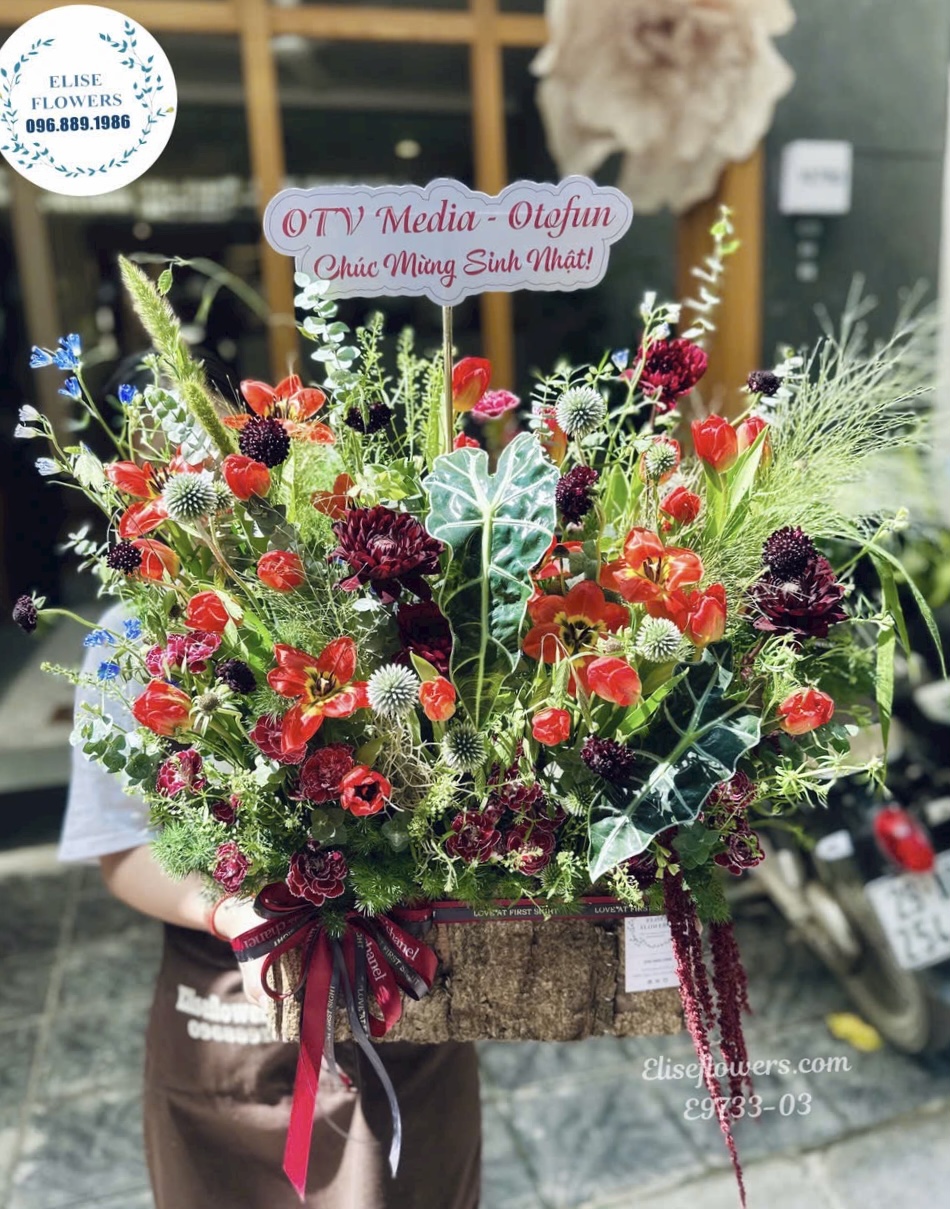 Lẵng hoa tulip đỏ Hà Nội | Quà tặng đối tác, khách hàng | Dịch vụ giao hoa chúc mừng.