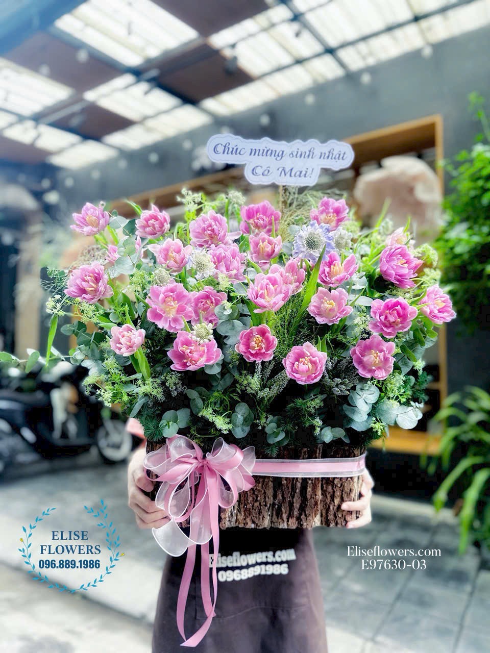 Đặt mua Online lẵng hoa Tulip cao cấp tặng Sếp. Dịch vụ giao hoa tận nơi, nhanh chóng