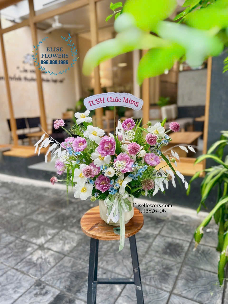 Đặt mua lẵng Tulip kép tím mừng sếp lên chức, sinh nhật, tân gia... Địa chỉ mua hoa uy tín Hà Nội - Eliseflowers