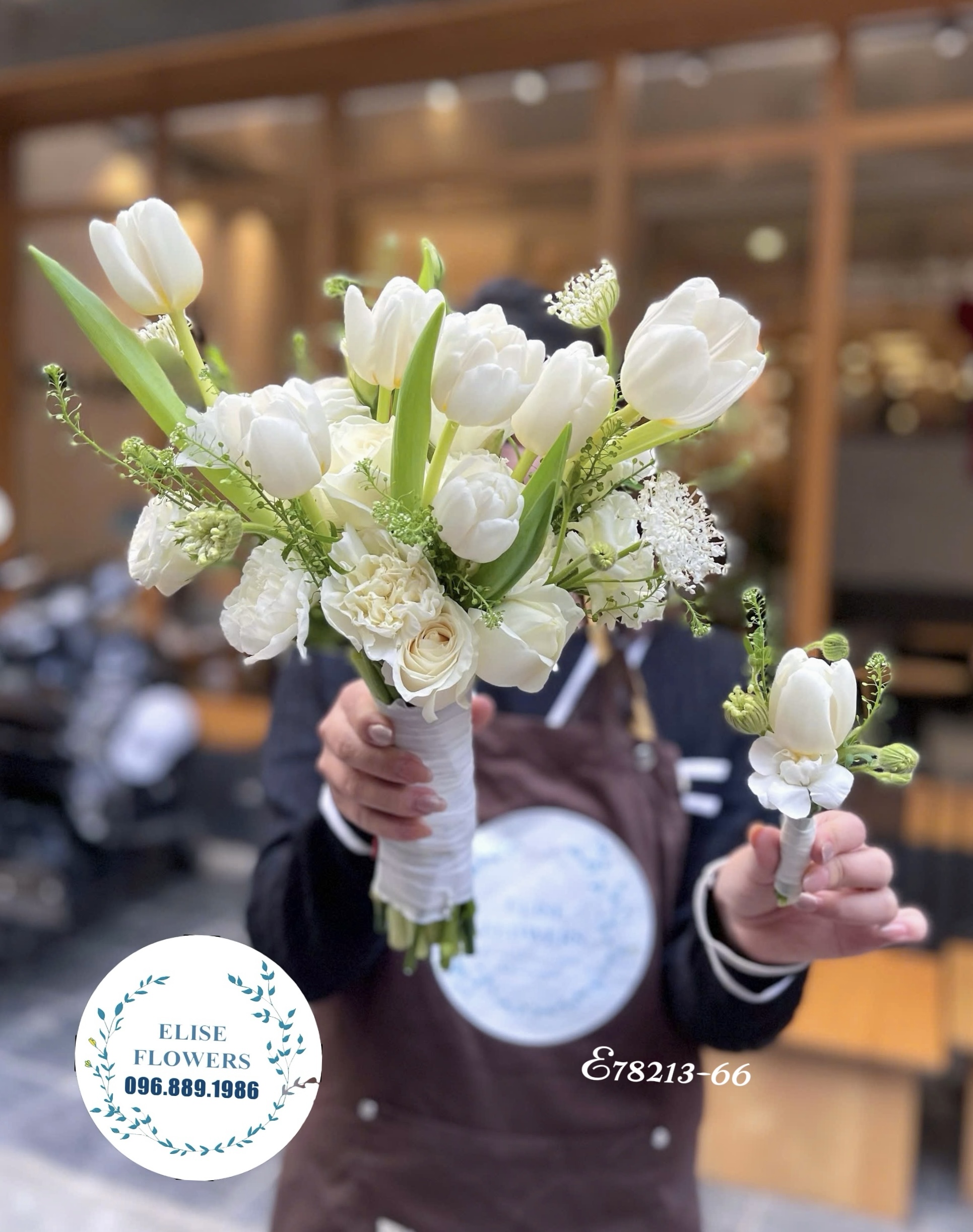 Bó hoa cưới cầm tay cô dâu. Bó hoa Tulip nhập khẩu cầm tay cô dâu