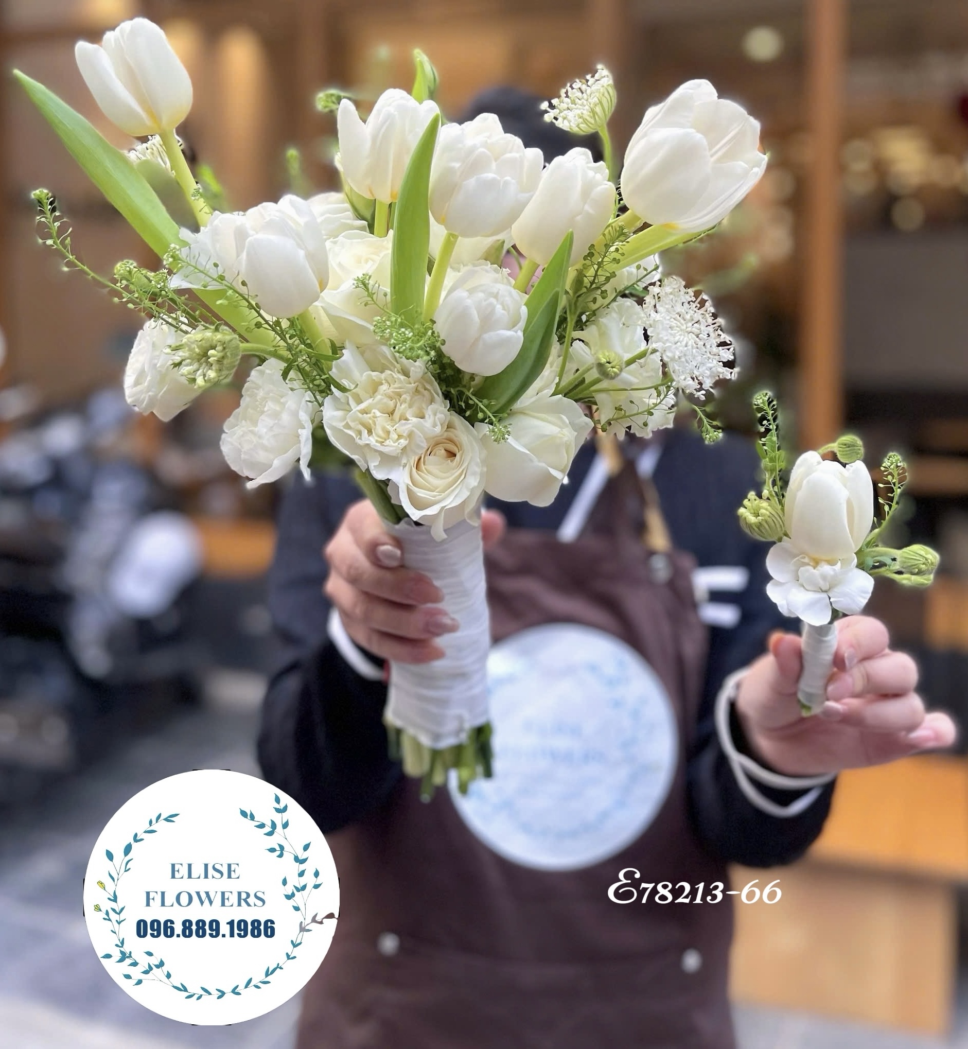 Đặt mua online bó hoa cưới Tulip trắng cầm tay cô dâu. Bó hoa Tulip nhập khẩu cầm tay cô dâu