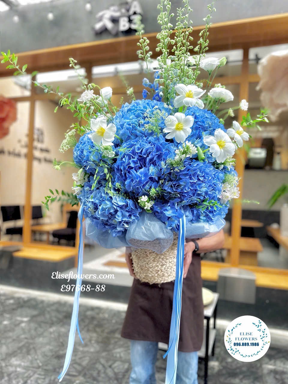 Hoa cẩm tú cầu Hà Nội. Lẵng hoa cẩm tú cầu xanh dương tặng mẹ yêu.