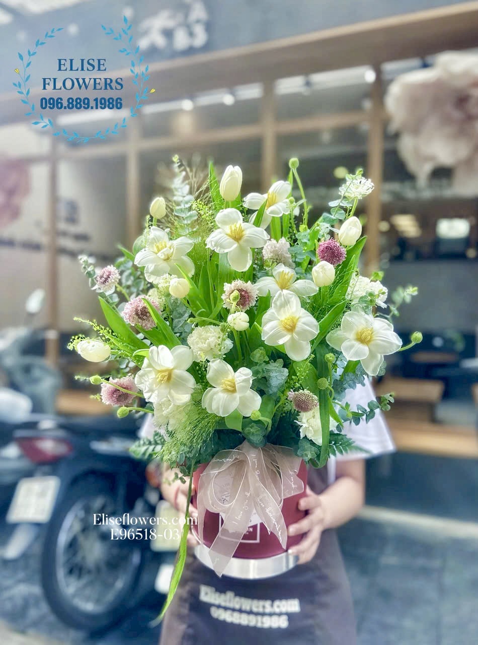 Đặt mua lẵng Tulip trắng tinh tế chúc mừng sinh nhật mẹ.