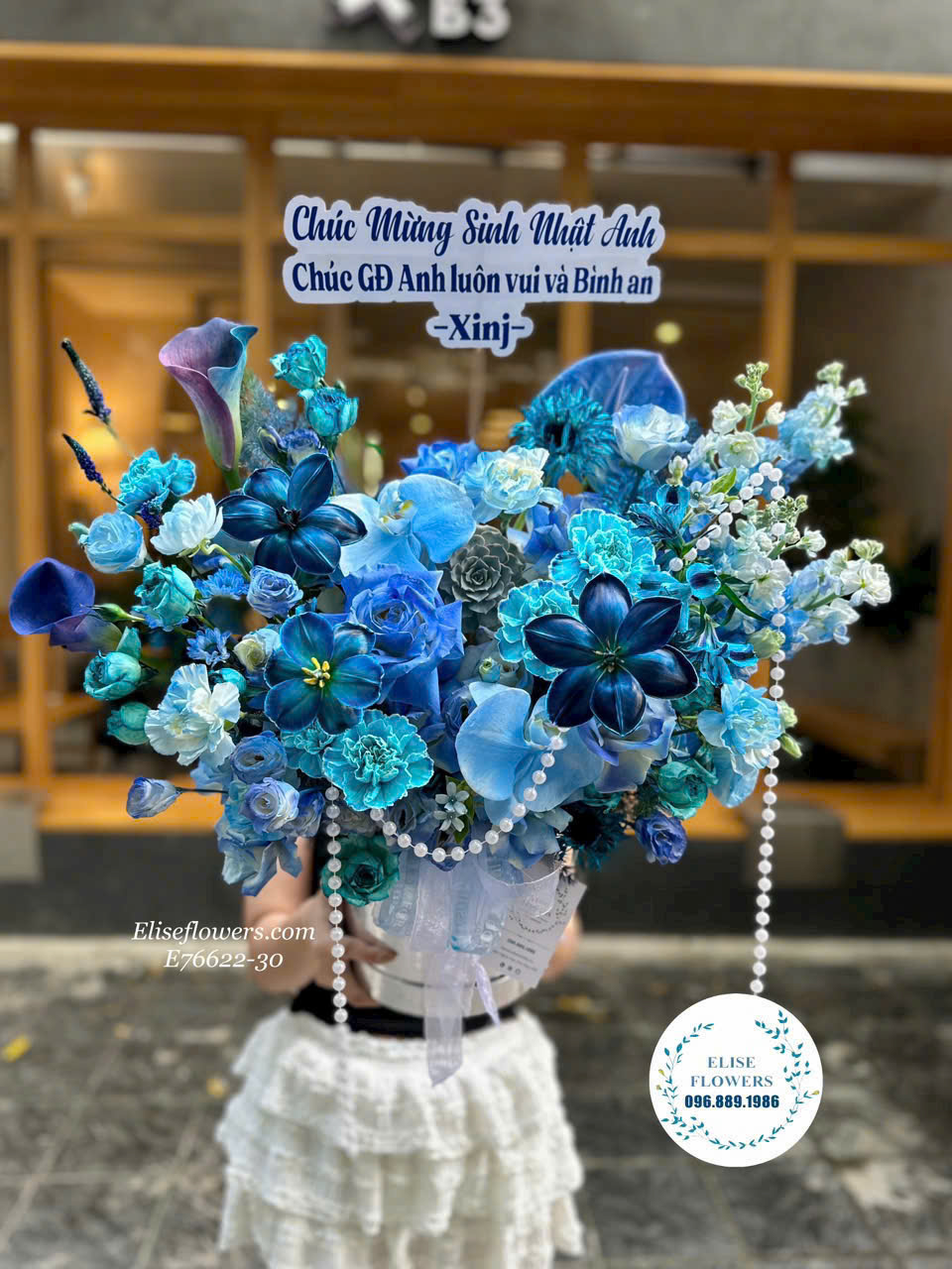 Hộp hoa xanh dương sang chảnh tặng sếp ngày 20-10. Điện hoa tặng sếp ngày 20-10