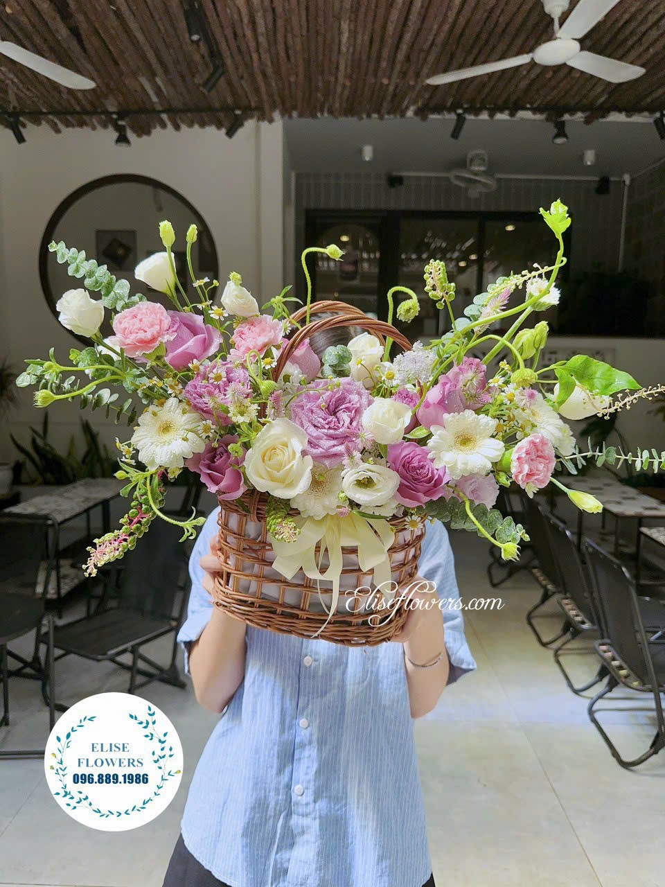 Giỏ hoa chúc mừng sinh nhật tone tím trắng. Đặt hoa sinh nhật đẹp tại Eliseflowers
