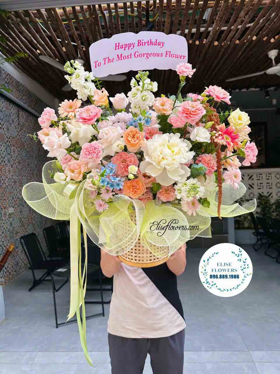 Giỏ hoa mang tone màu hồng kem tiểu thư nhã nhặn, sang trong | Hoa sinh nhật đẹp tại Hà Nộii