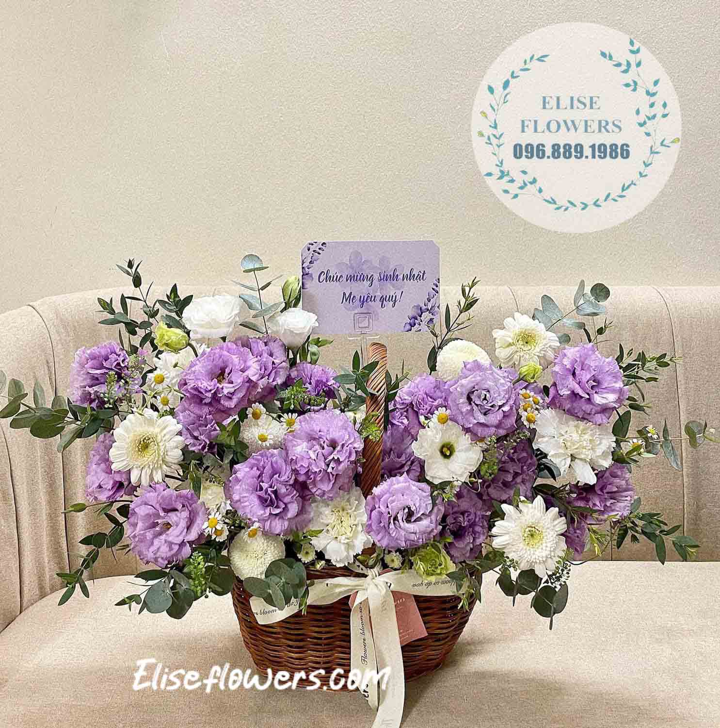 Giỏ hoa tặng sinh nhật Mẹ yêu tone màu nhẹ nhàng. Giỏ hoa tươi nhỏ xinh tặng Mẹ yêu ở Hà Nội