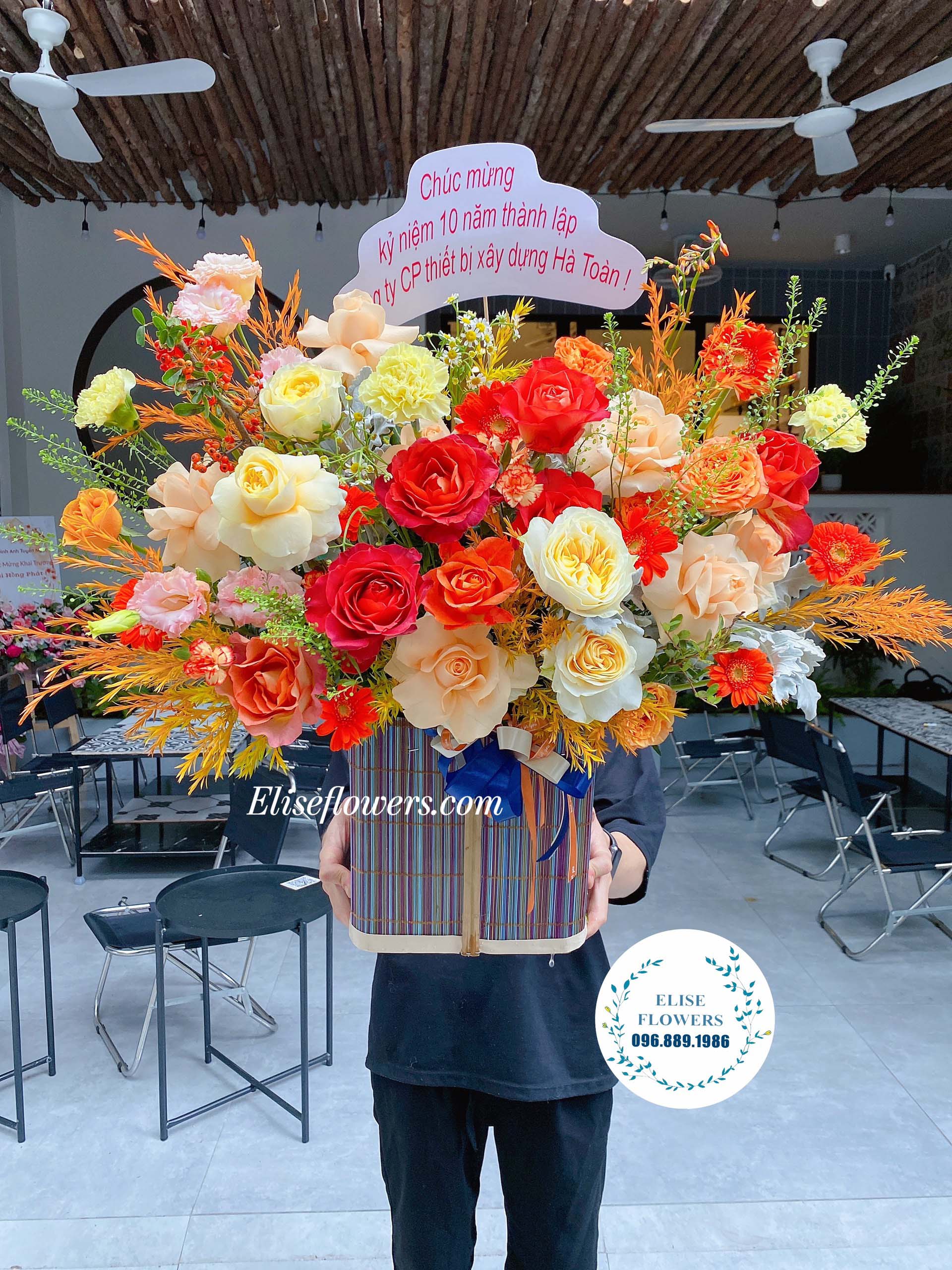 Lẵng hoa để bàn chúc mừng sinh nhật sếp nam đẹp sang trọng