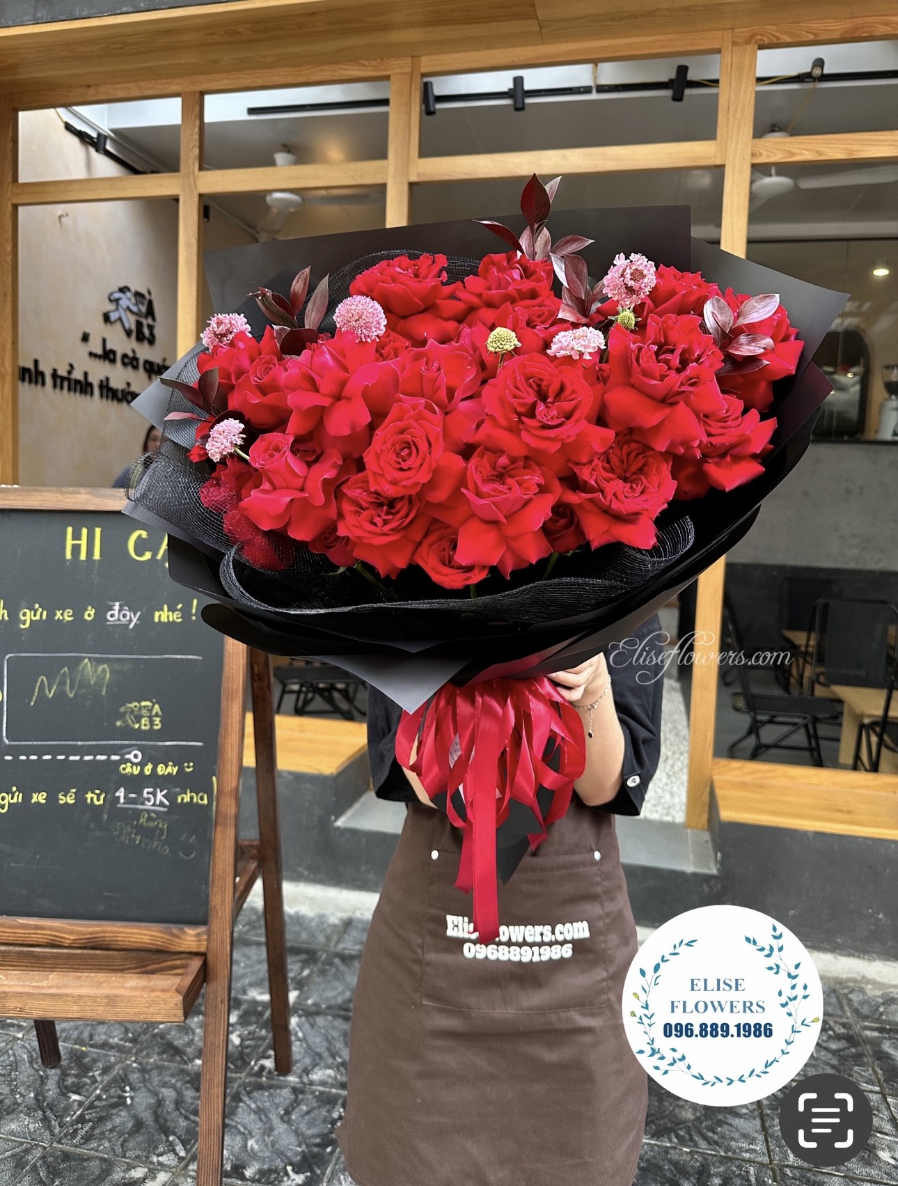 HOA HỒNG ĐỎ HÀ NỘI. RED ROSES IN HANOI . 하노이의 빨간 장미