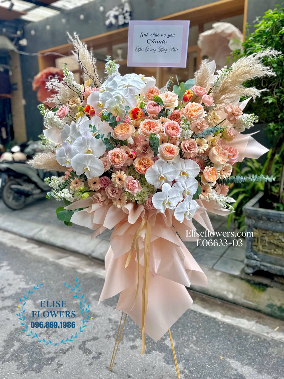 Kệ hoa khai trương tone cam cao cấp ở Thanh Xuân, Hà Nội. Đặt mua hoa khai trương đẹp tại Hà Nội 