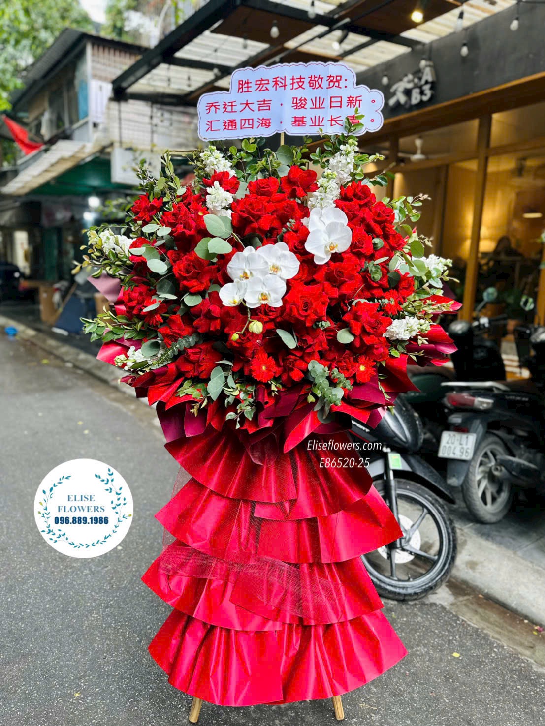 Kệ hoa tone đỏ rực rỡ. Hoa chúc mừng sự kiện sang trọng. Kệ hoa khai trương tone đỏ