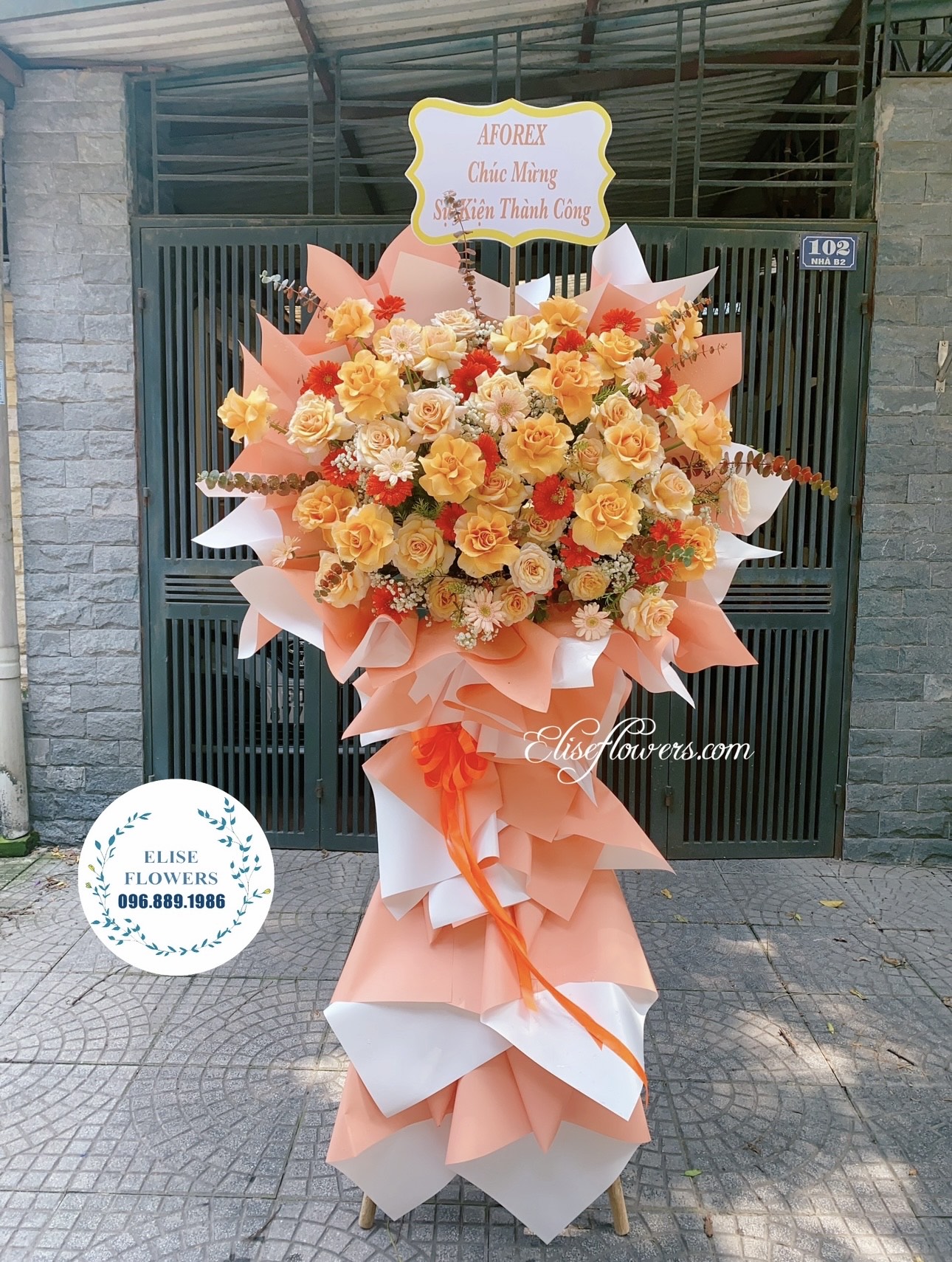 Hoa khai trương màu cam tây. Lẵng hoa chúc mừng khai trương màu cam tây đẹp xinh xắn.