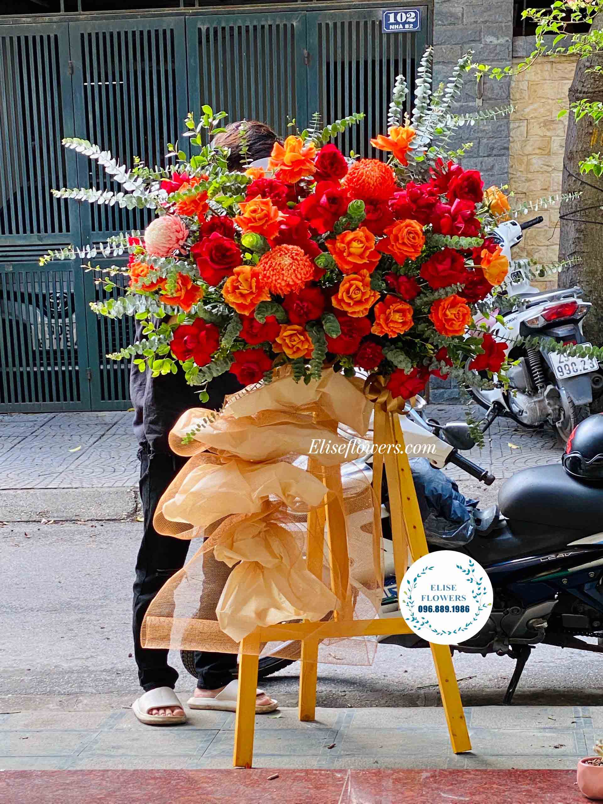 Kệ hoa khai trương màu đỏ - Dịch vụ điện hoa khai trương tại Hà Nội | Đặt hoa khai trương ở Hà Nội uy tín.