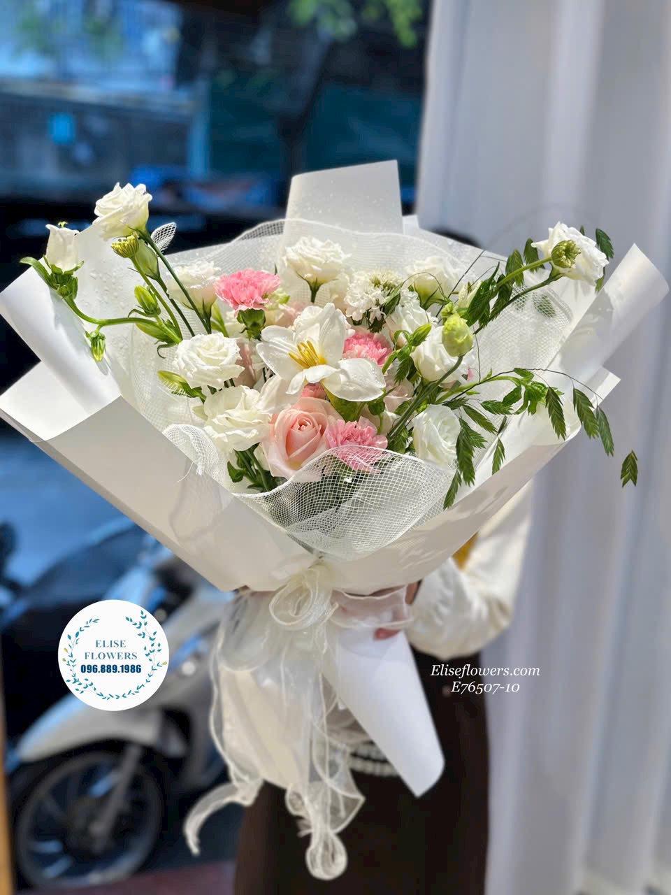 Hoa kỉ niệm ngày cưới. Bó hoa tone trắng nhẹ nhàng tặng vợ. Eliseflowers