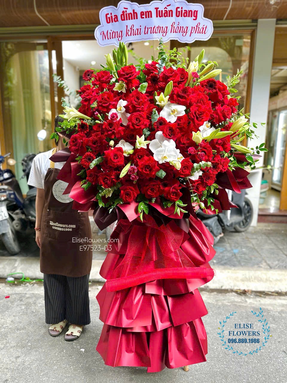 Kệ hoa tone đỏ rực rỡ mừng kỷ niệm thành lập công ty ở Hà Nội . Điện hoa khai trương Eliseflowers