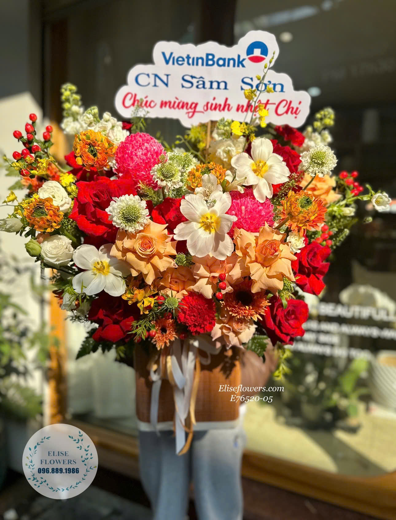 Lẵng hoa sinh nhật cao cấp, sang trọng ở Tây Hồ. Cửa hàng hoa tươi sinh nhật quận Tây Hồ.