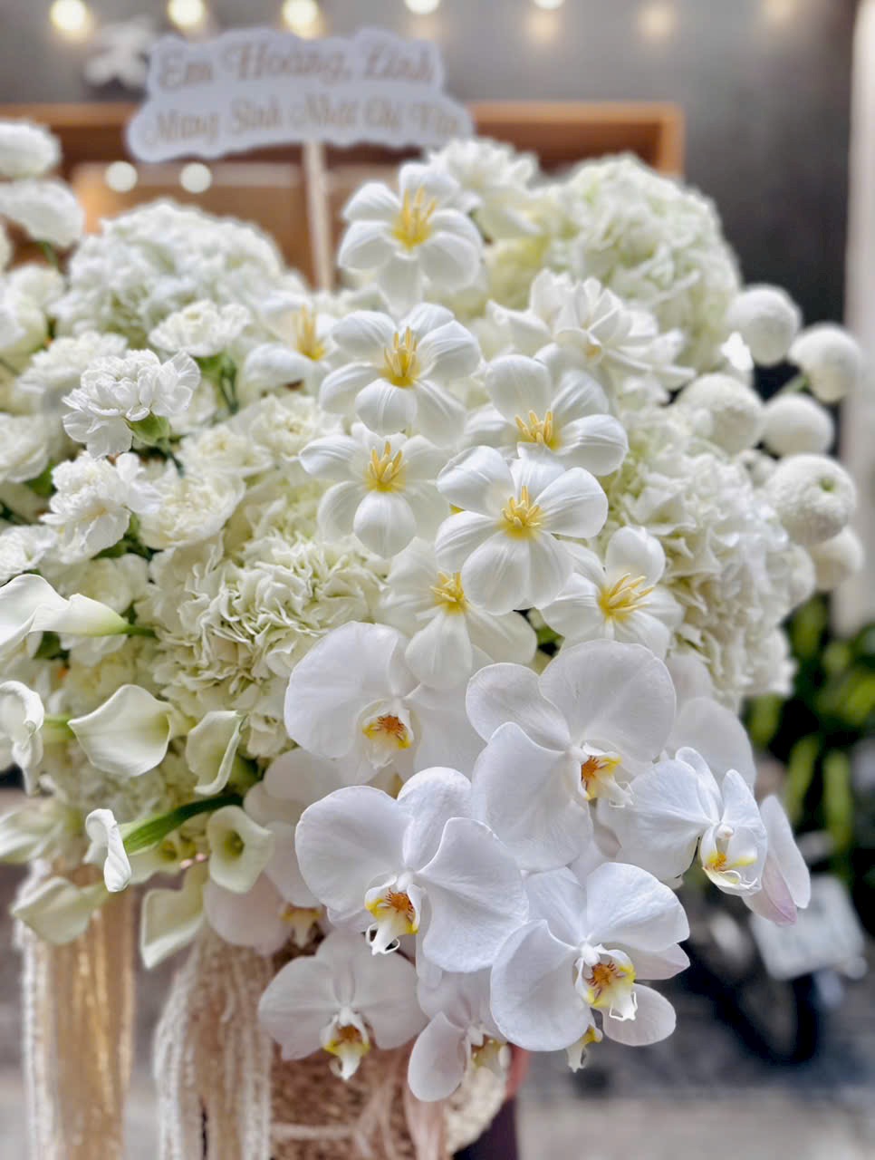 Cận cảnh lẵng hoa cẩm tú cầu mix Tulip, lan hồ điệp tặng sinh nhật. Shop hoa Hà Nội Eliseflowers