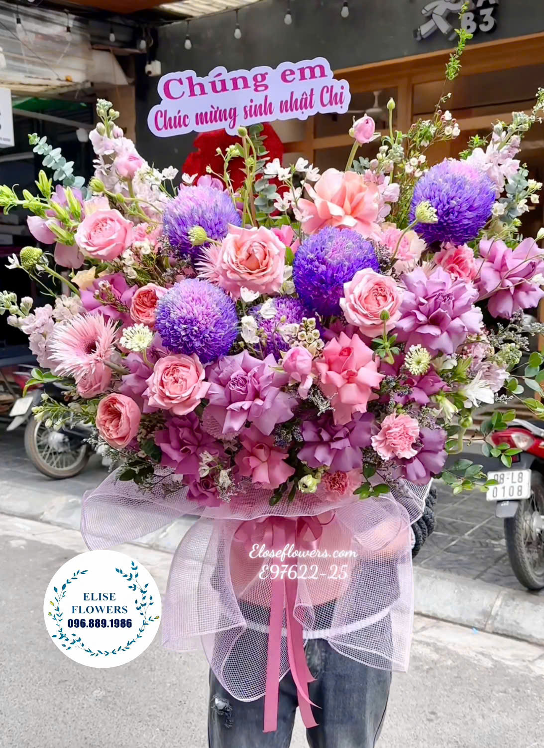 Hoa tặng sếp ngày 8/3. Lẵng hoa tặng sếp ngày 8/3 sang trọng, lịch sự ở quận Thanh Xuân, Hà Nội.