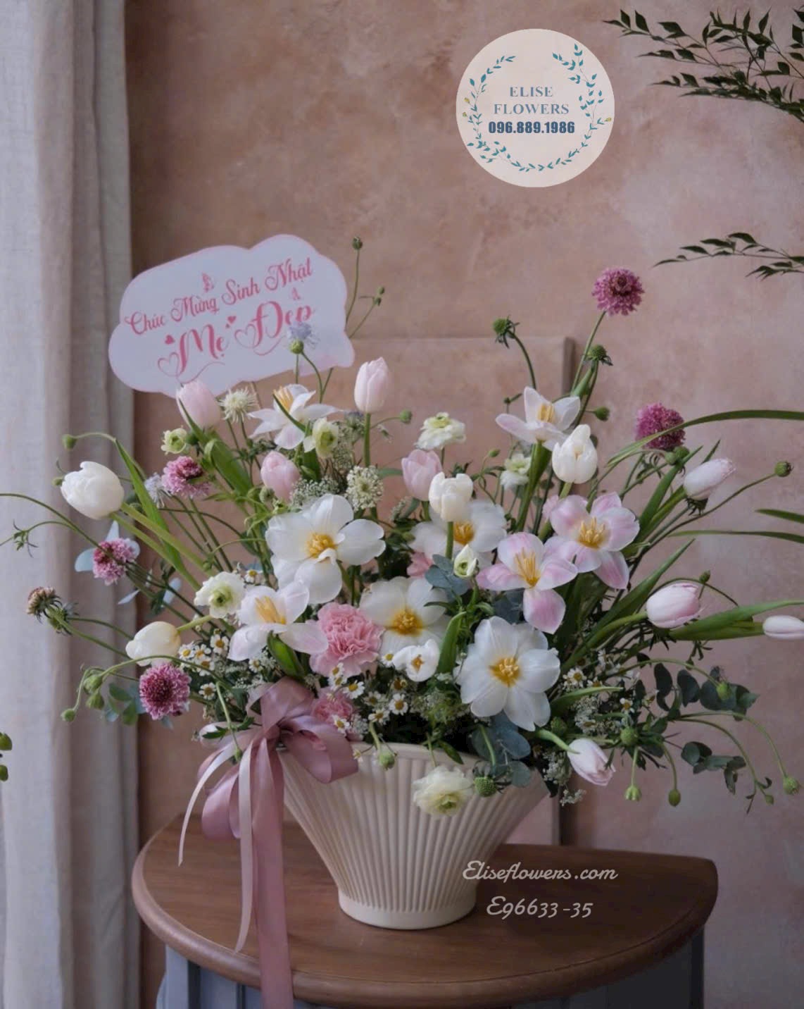 Hoa valentine. Bình sứ Tulip tặng người yêu, bạn gái dịp Valentine 14/2