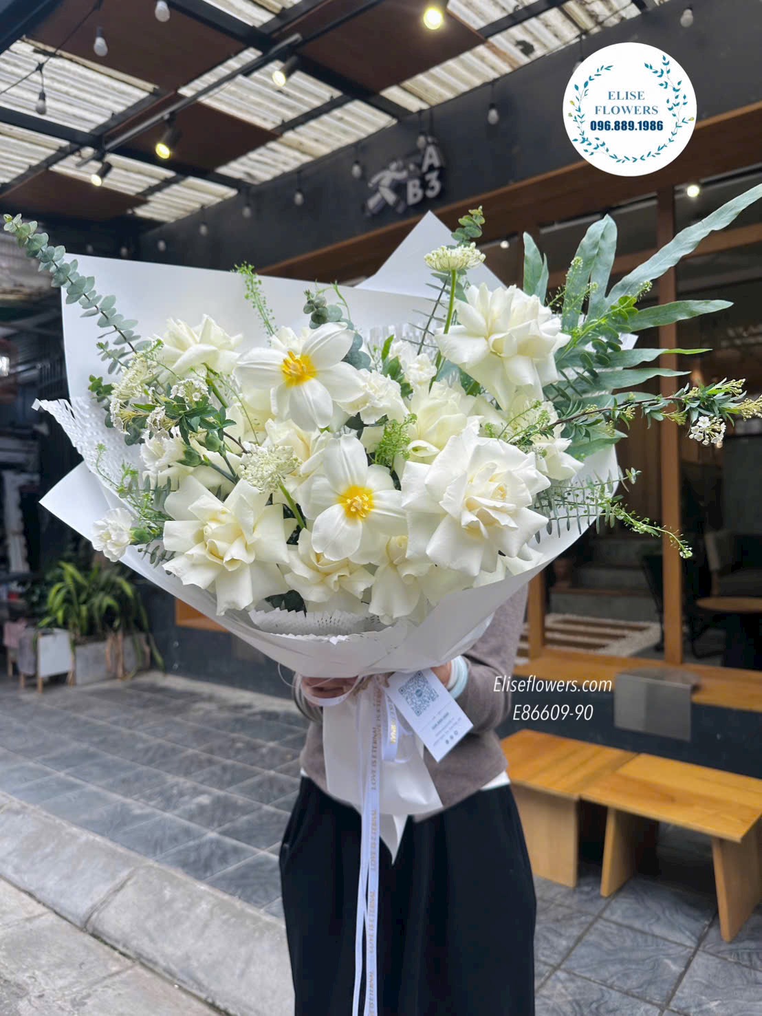 Hoa valentine giá rẻ. Bó hoa tone trắng nhẹ nhàng tặng người yêu ngày lễ tình nhân