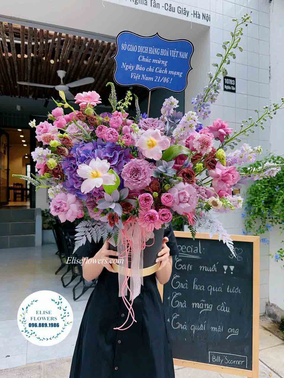 Hộp hoa tone tím sang chảnh chúc mừng sinh nhật sếp nữ tại quận Cầu Giấy | Hoa sinh nhật đẹp quận Cầu Giấy