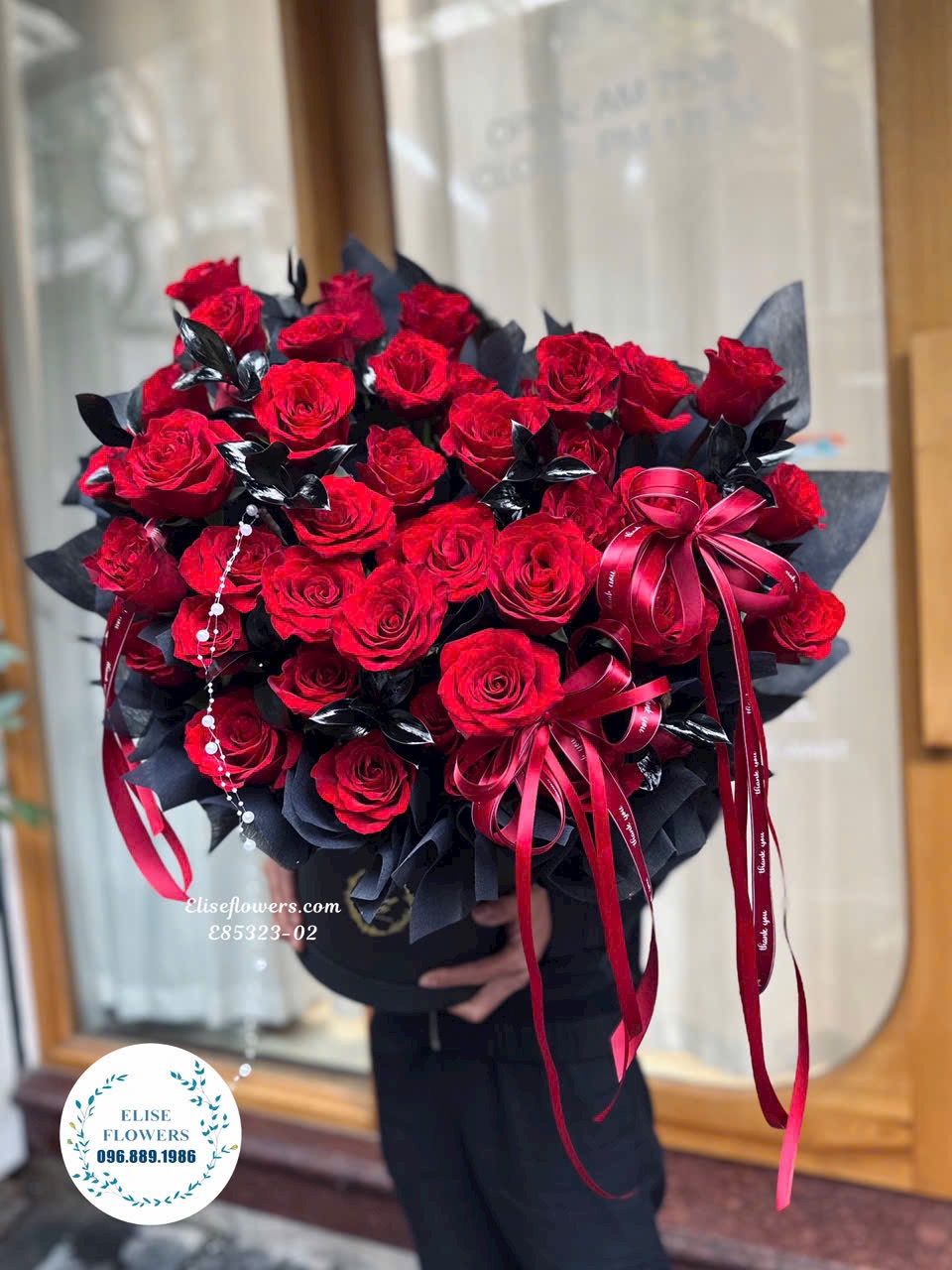 Hoa kỉ niệm ngày cưới. Hộp hoa hồng đỏ thiết kế sang trọng tặng vợ yêu. Eliseflowers
