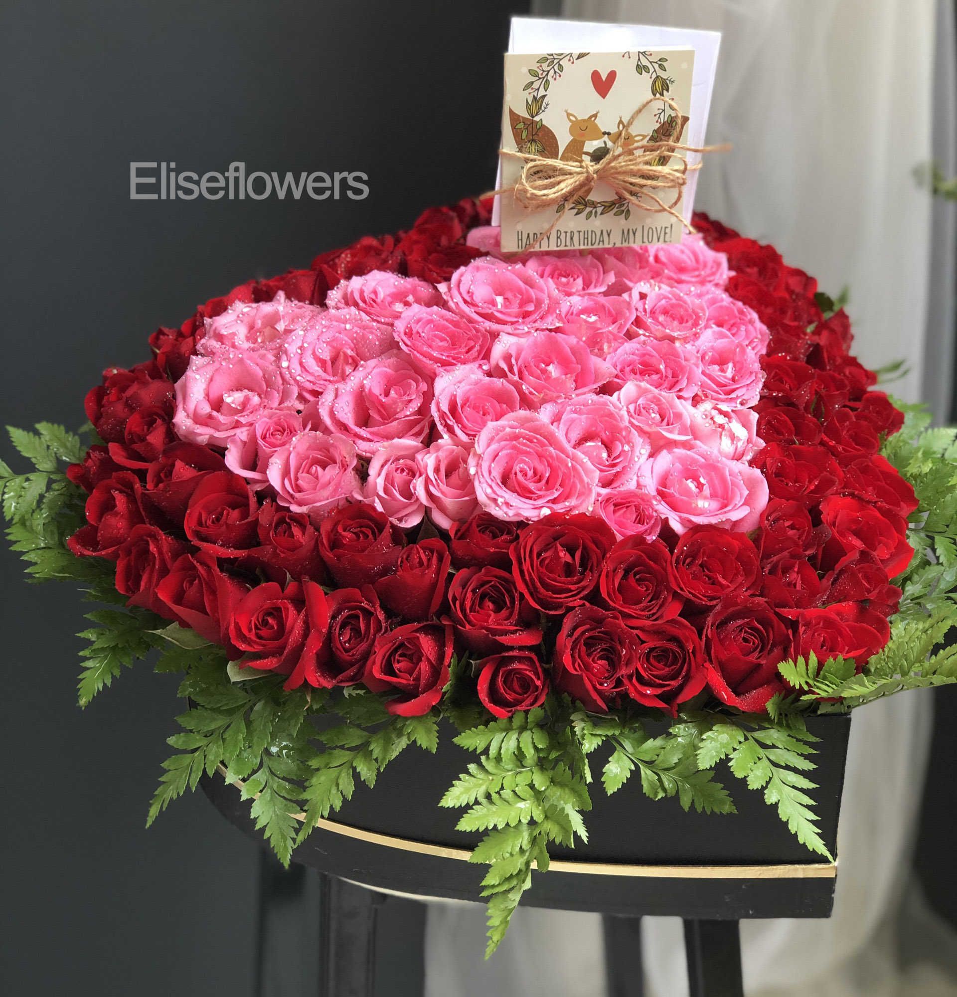 Hộp hoa hình trái tim: Với hộp hoa hình trái tim này, bạn sẽ mang đến một món quà tuyệt vời cho người mà bạn yêu thương. Với hình dáng trái tim đầy lãng mạn và những bông hoa hồng tuyệt đẹp được sắp xếp một cách tinh tế, hộp hoa này chắc chắn sẽ làm người nhận cảm thấy đặc biệt và quan tâm.