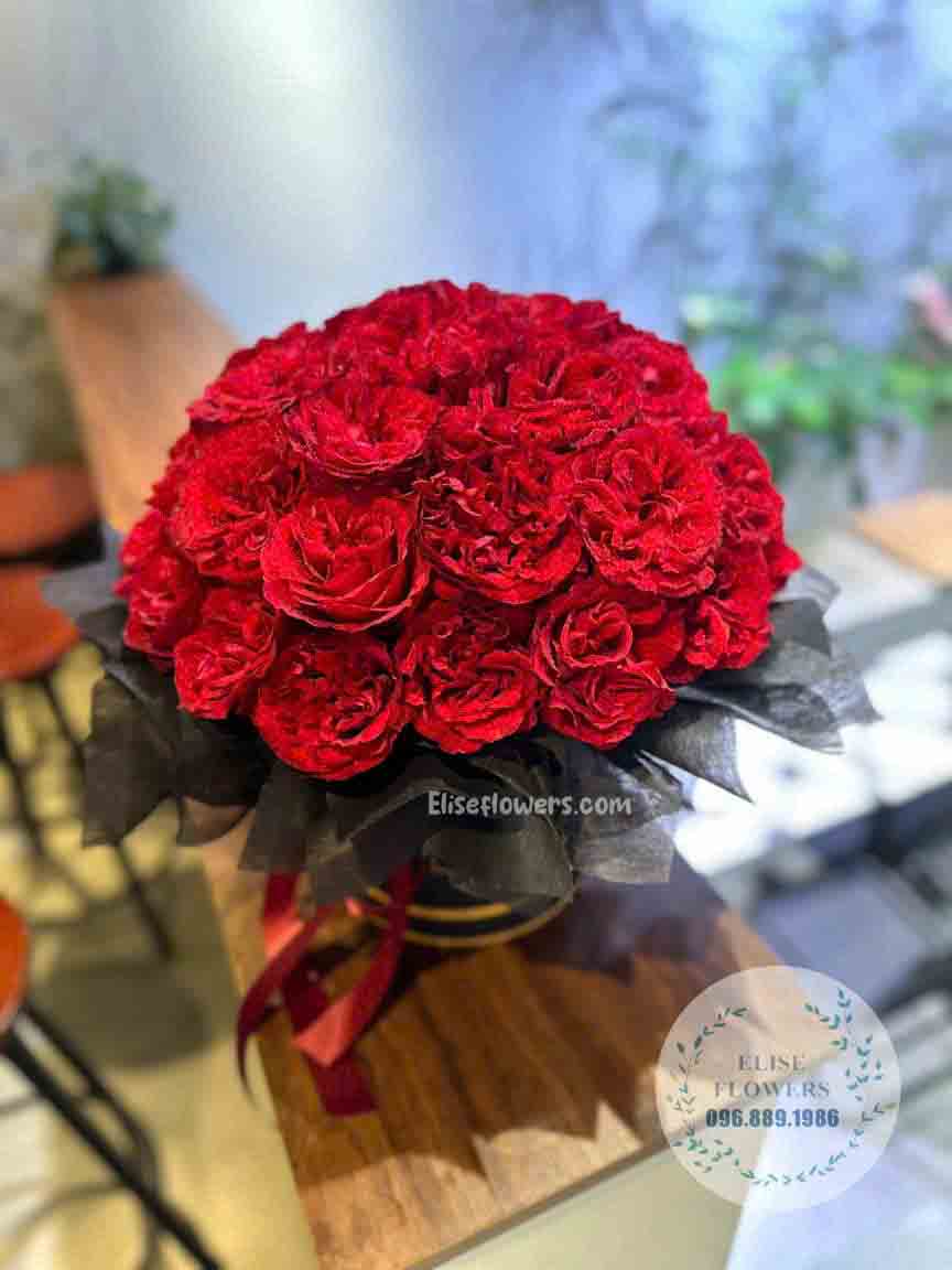Hộp hoa hồng đỏ chúc mừng kỉ niệm ngày cưới - Món quà tinh tế, lãng mạn dành tặng vợ yêu 