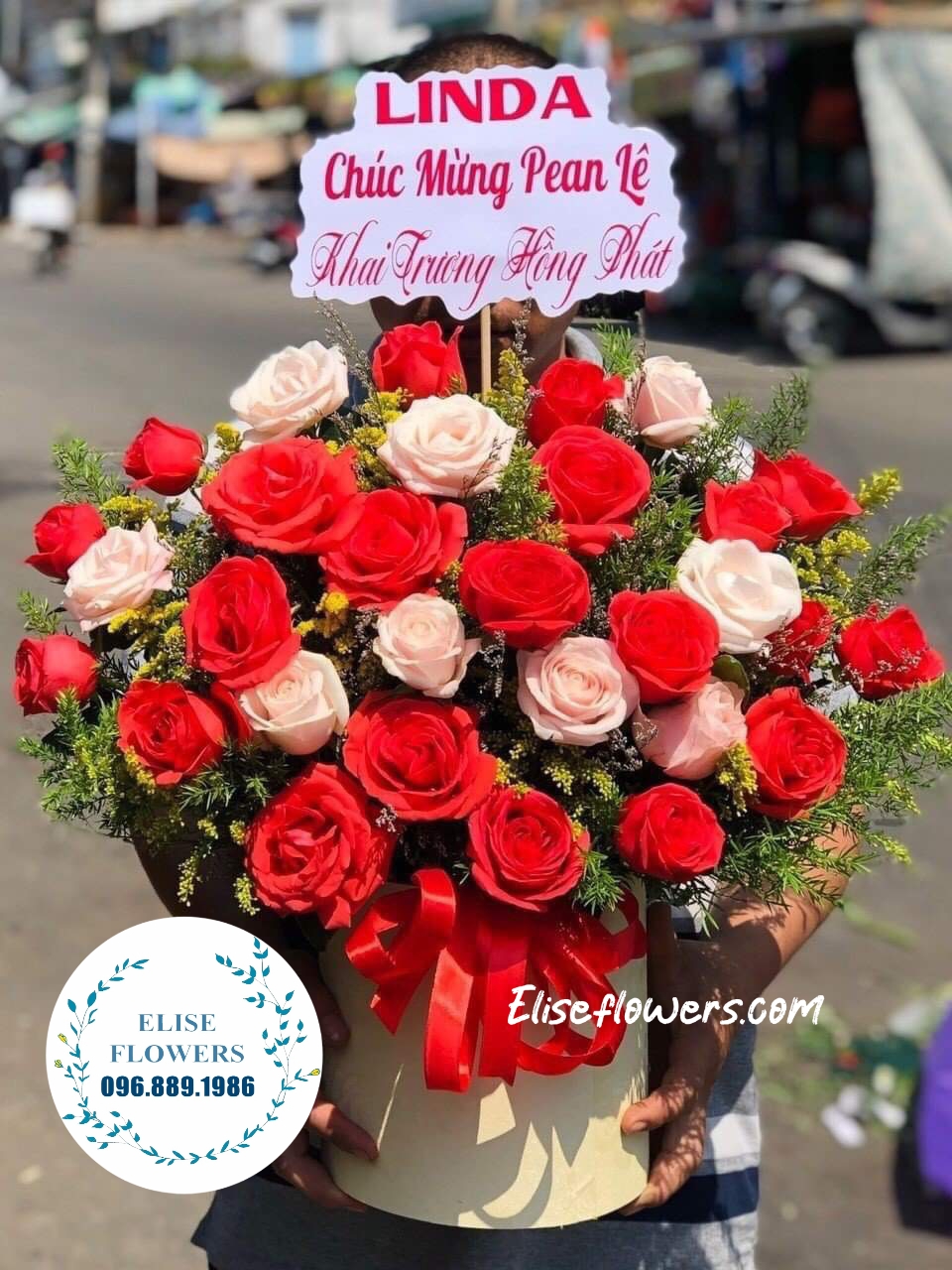 Hộp hoa khai trương tone đỏ hồng phong cách truyền thống. Hoa chúc mừng khai trương đẹp ở Ba Đình - Hà Nội
