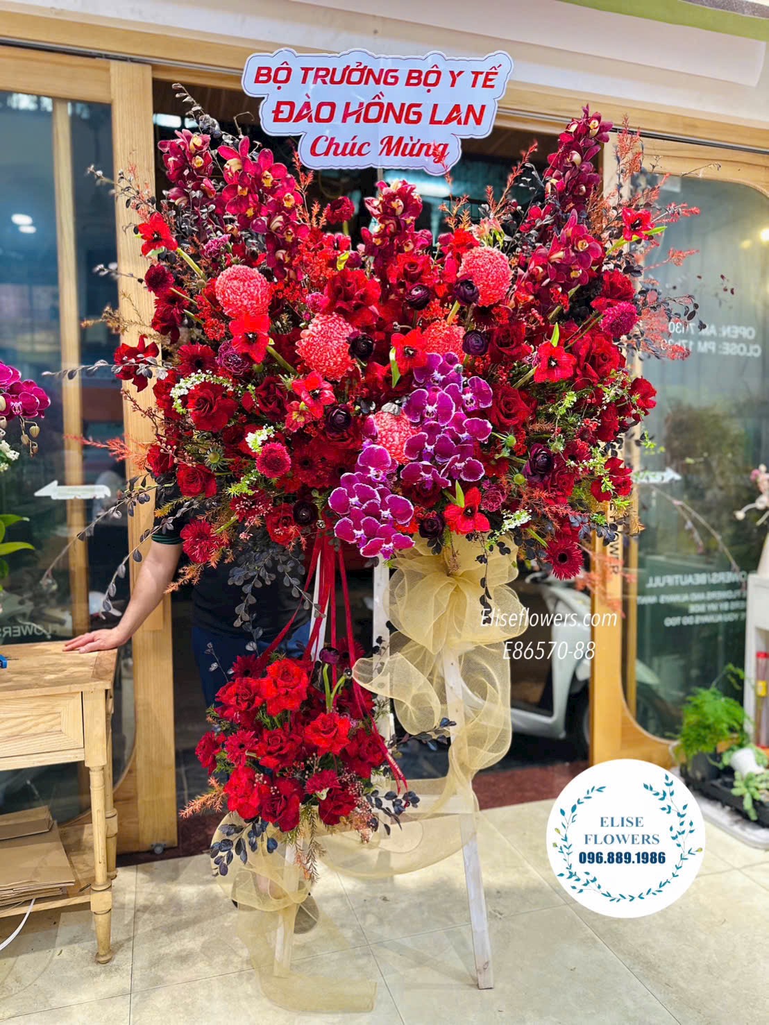 Kệ hoa chúc mừng. Hoa tặng đối tác. Kệ hoa tone đỏ cao cấp mừng năm mới. Eliseflowers