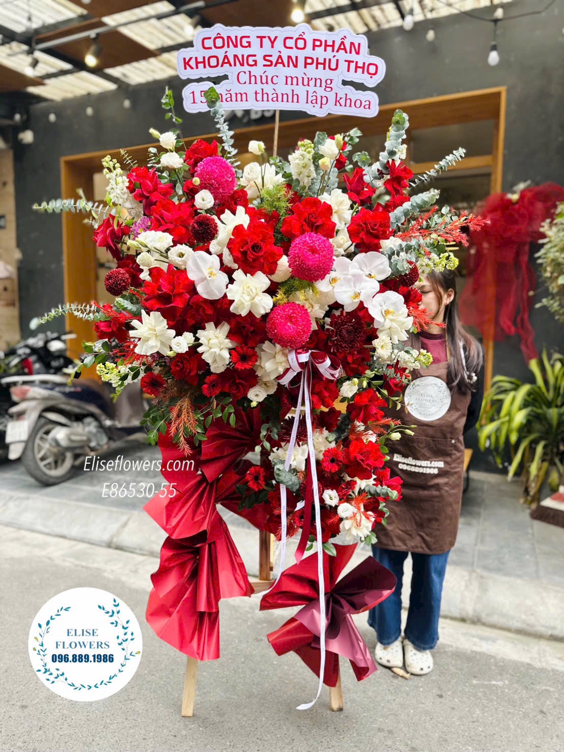 Hoa chúc mừng kỉ niệm thành lập công ty. Kệ hoa tone đỏ cao cấp. Địa chỉ mua hoa uy tín