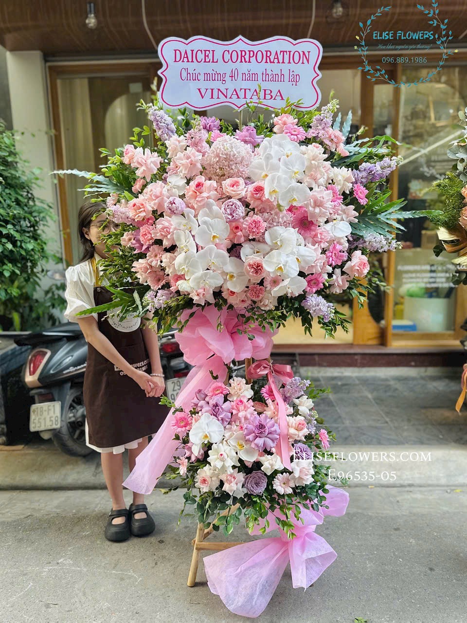 Kệ hoa chúc mừng kỷ niệm thành lập công ty đẹp ở Hà Nội. Eliseflowers