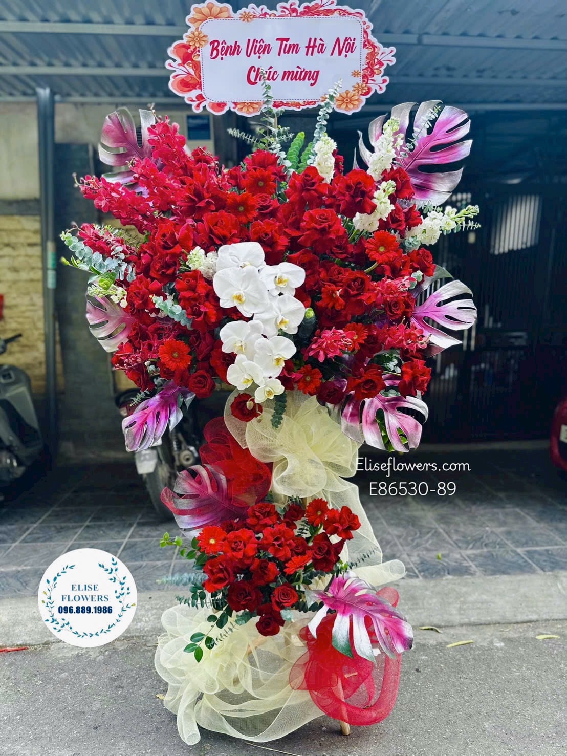 Kệ hoa tone đỏ tặng cơ quan, đơn vị quân đội, tổ chức lễ kỷ niệm 22/12.